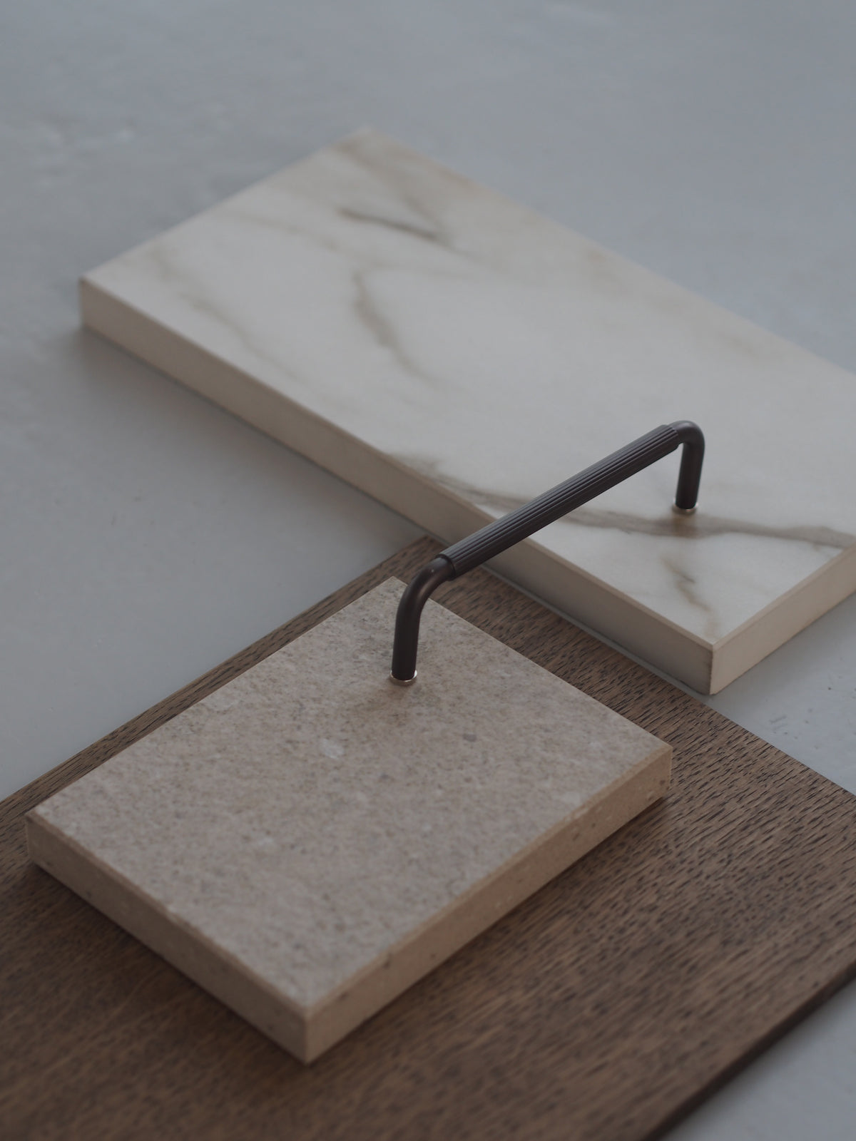 Køkkengreb med linjeret design i bronze / bruneret messing - Langelinie • Chr. Jørgensen