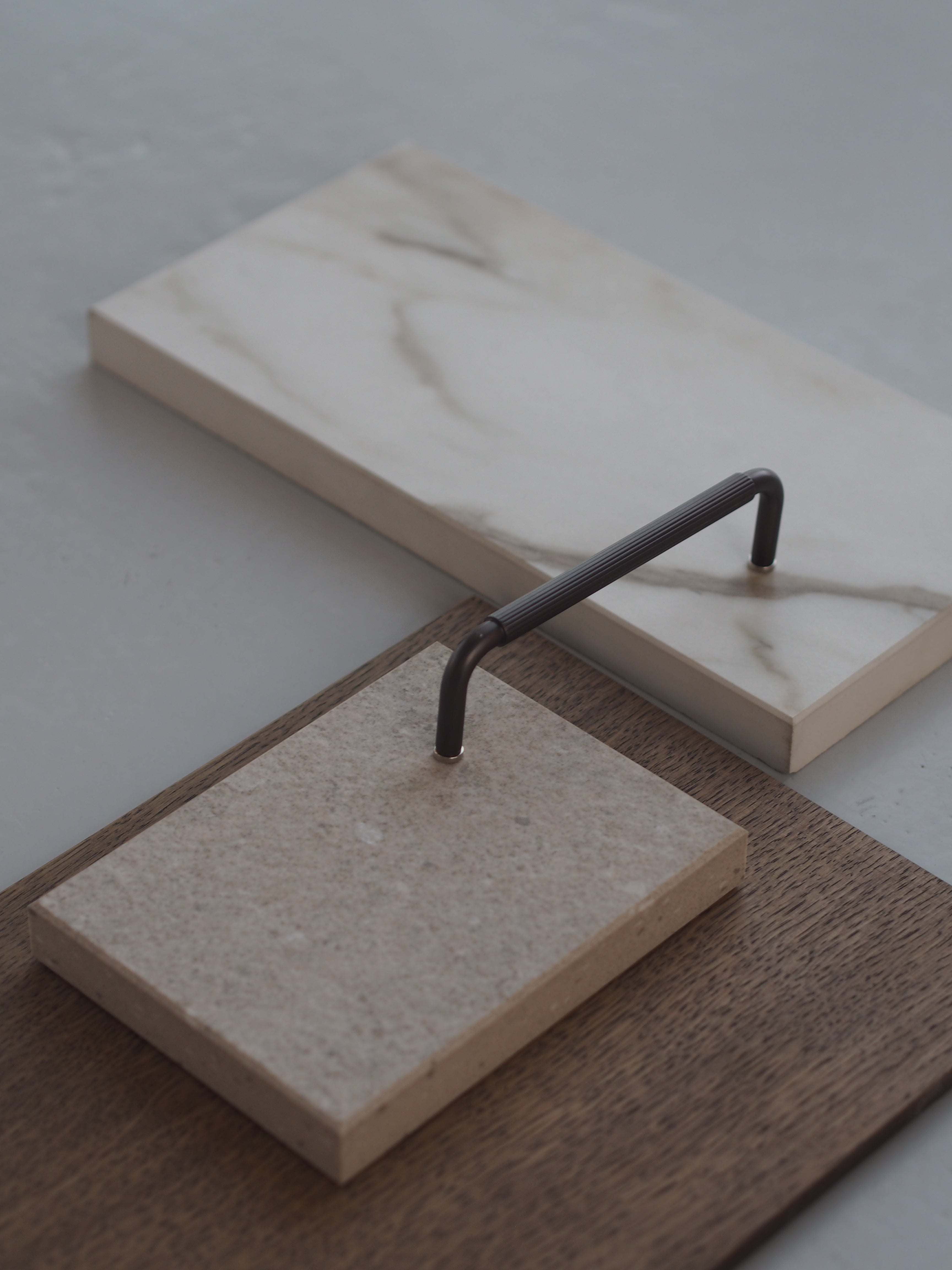 Køkkengreb med linjeret design i bronze / bruneret messing - Langelinie • Chr. Jørgensen