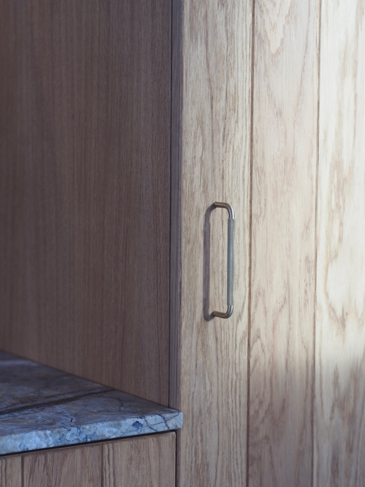 Køkkengreb med diamond cut i børstet messing uden lak - Østerbro • Chr. Jørgensen - Copenhagenhomedesign