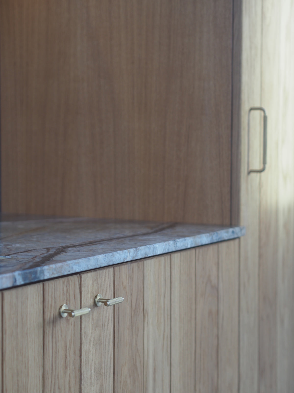 Møbelknop T-bar med diamond cut i børstet messing uden lak - Nørrebro • Chr. Jørgensen - Copenhagenhomedesign