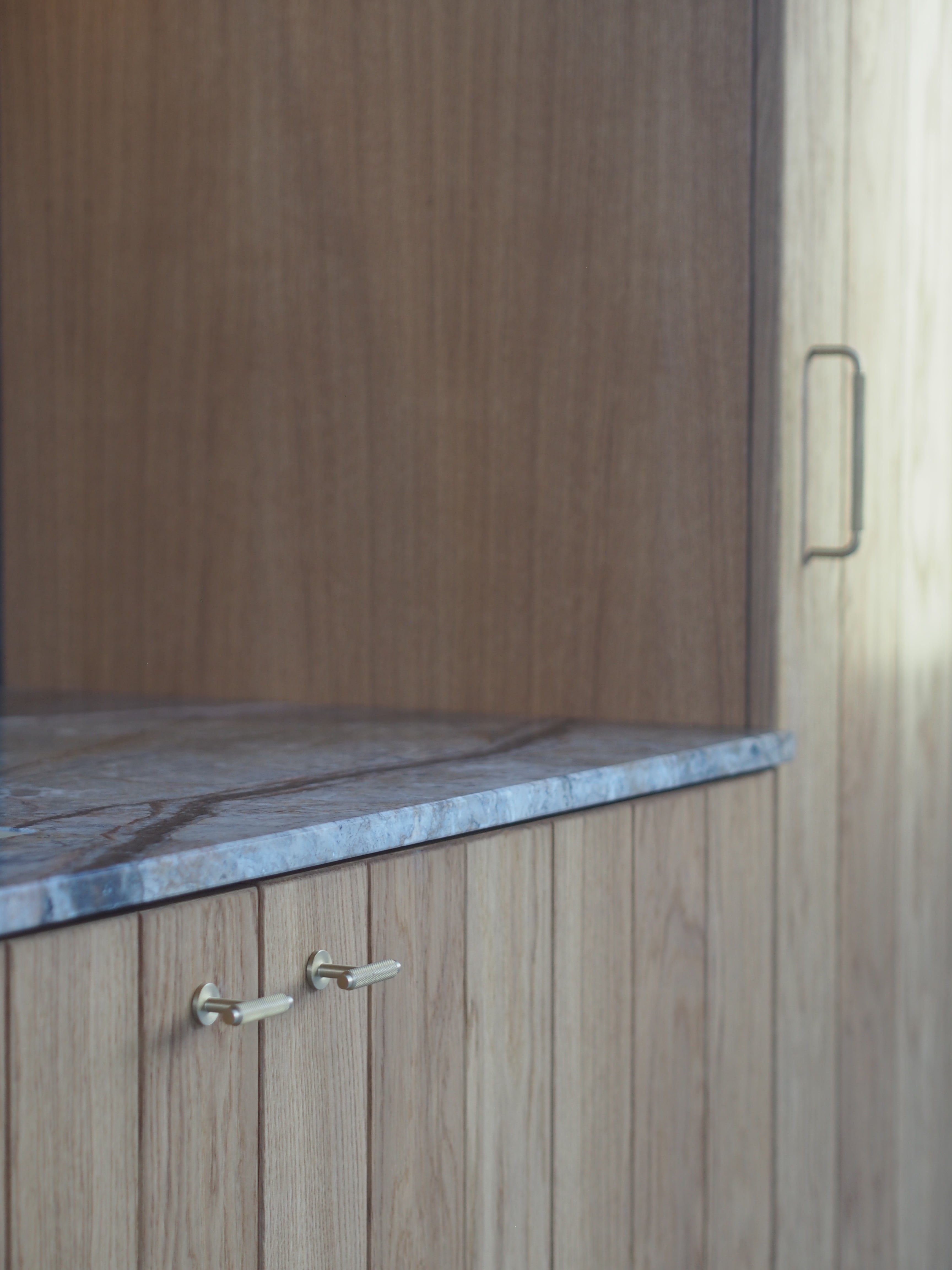 Køkkengreb med diamond cut i børstet messing uden lak - Østerbro • Chr. Jørgensen - Copenhagenhomedesign