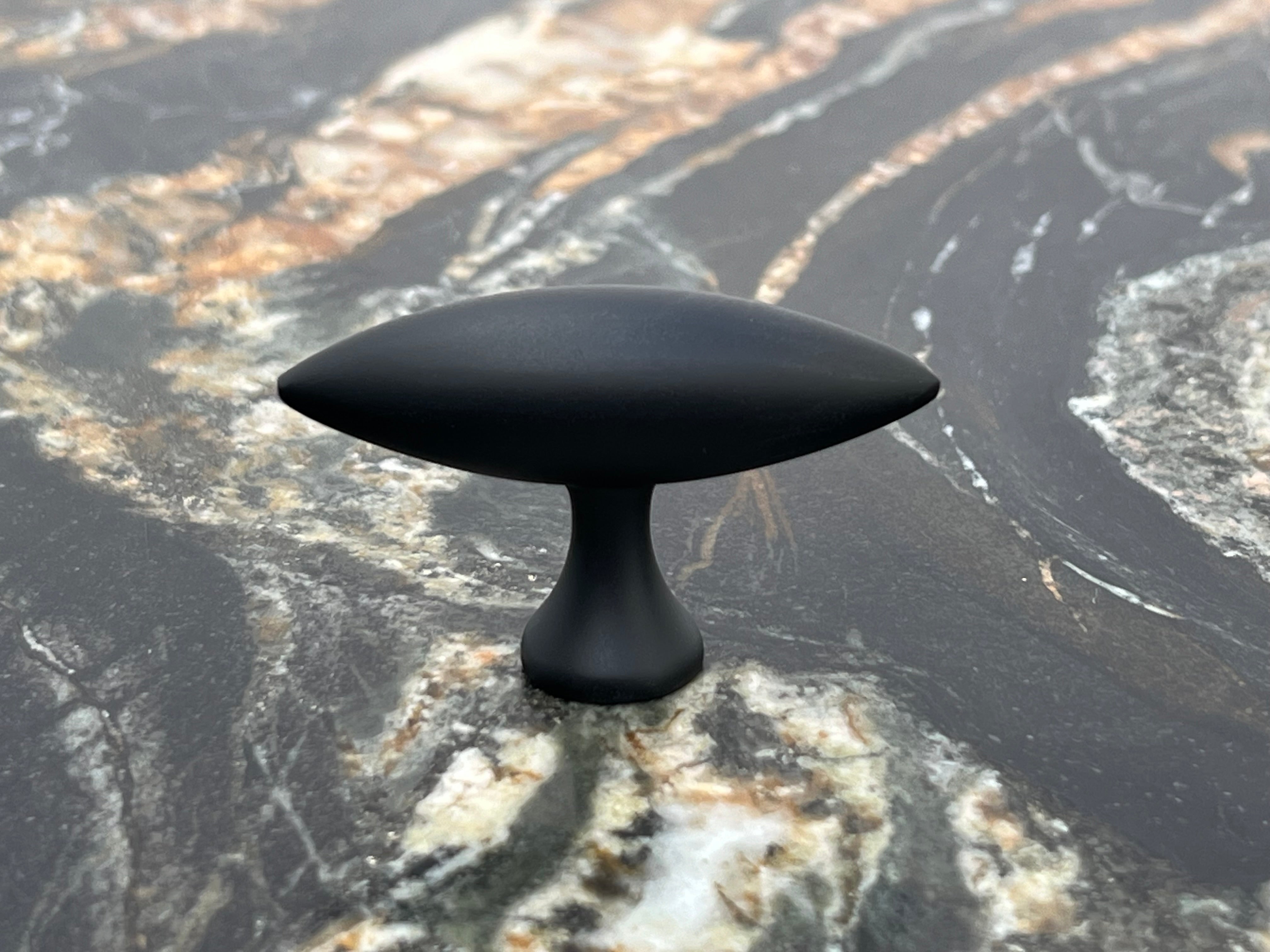 Nyholm • Møbelknop i massiv messing i sort