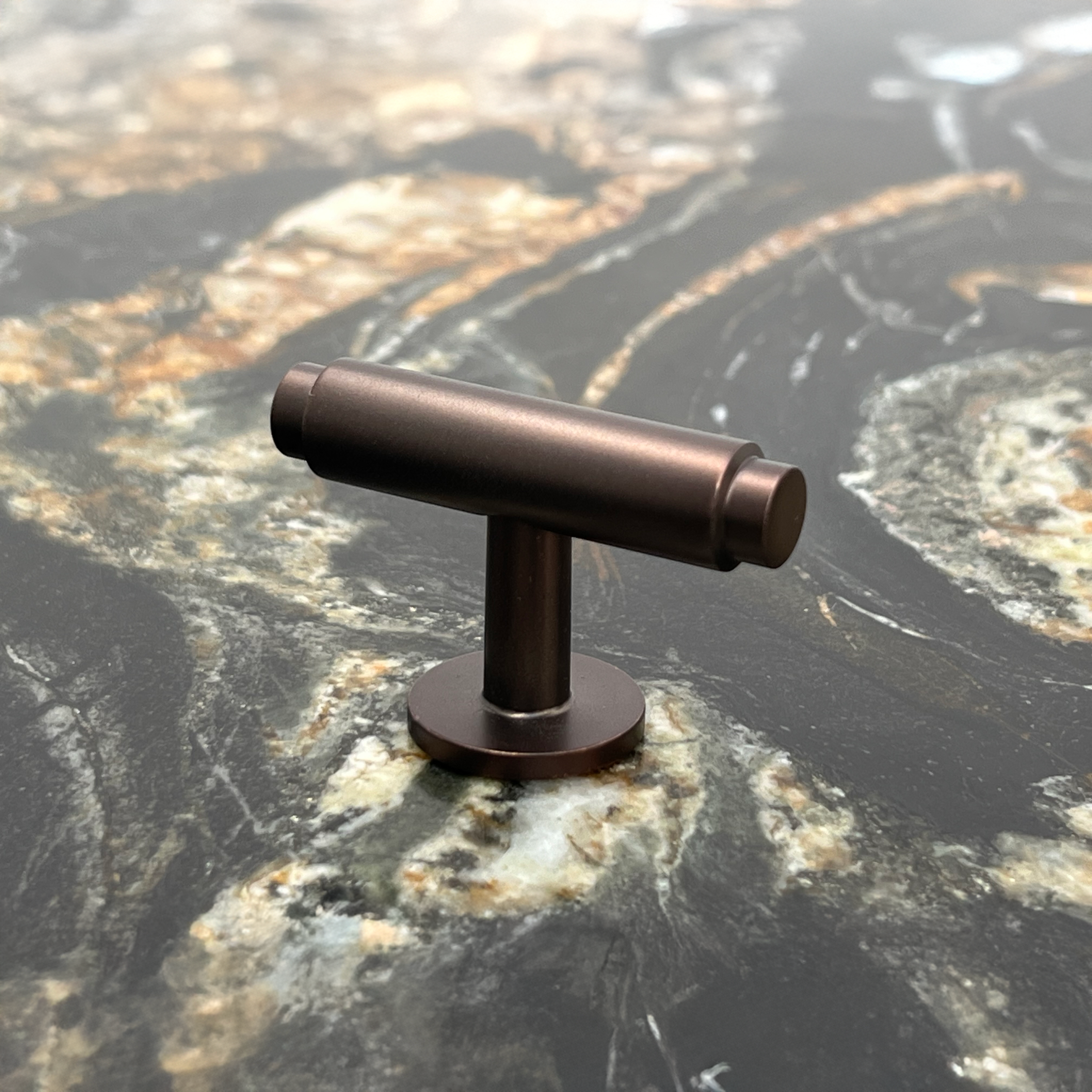 Hasseris • Møbelknop T-bar, bruneret messing