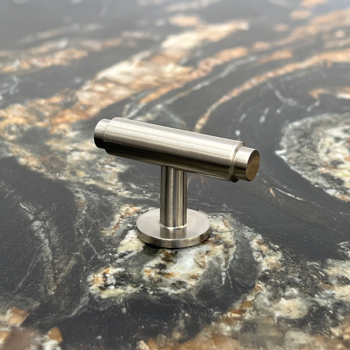 Møbelknop T-bar i rustfrit stål look - Hasseris • Chr. Jørgensen - Copenhagenhomedesign