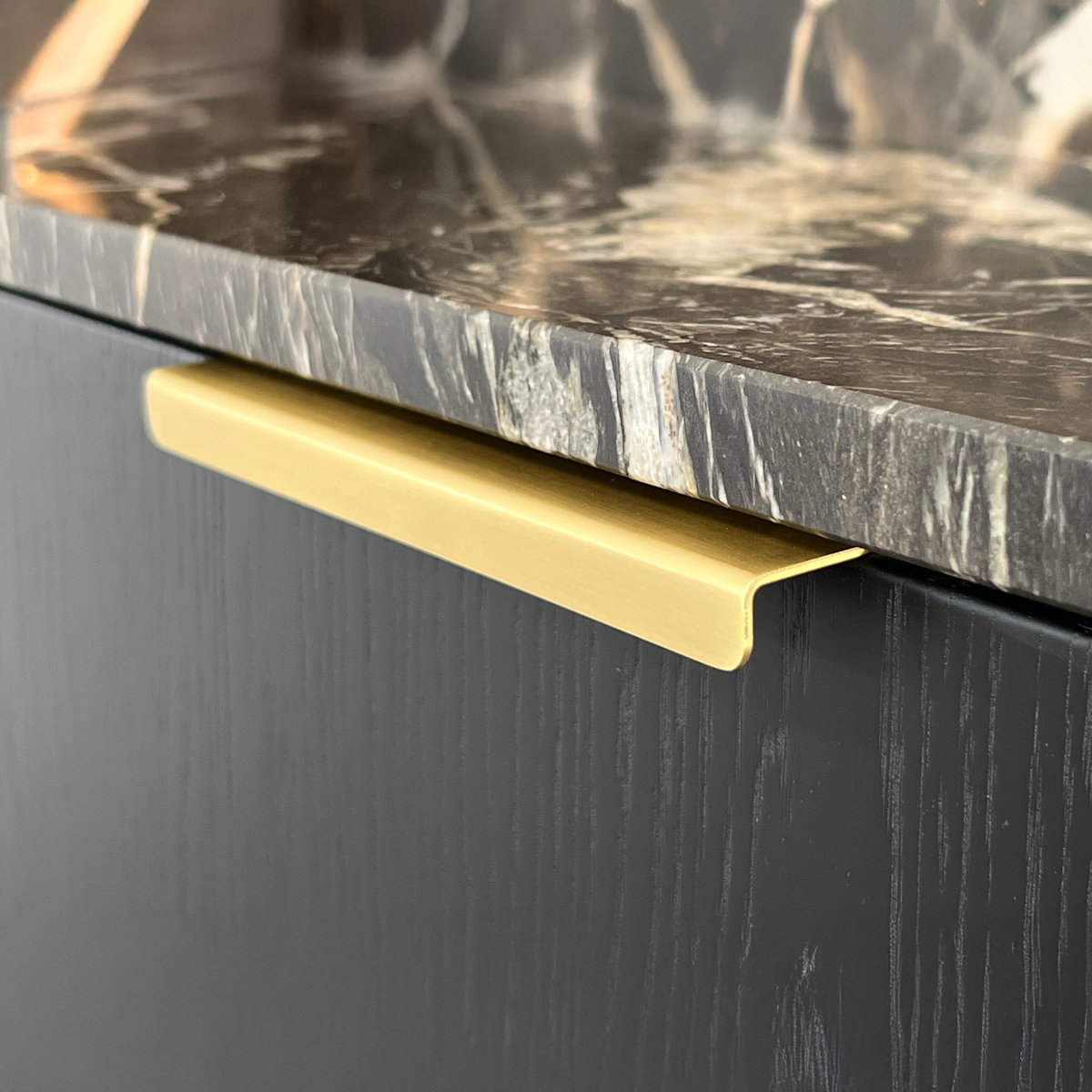 Profilgreb i  børstet messing med lak, c/c 160 mm - Værløse • Chr. Jørgensen - Copenhagenhomedesign