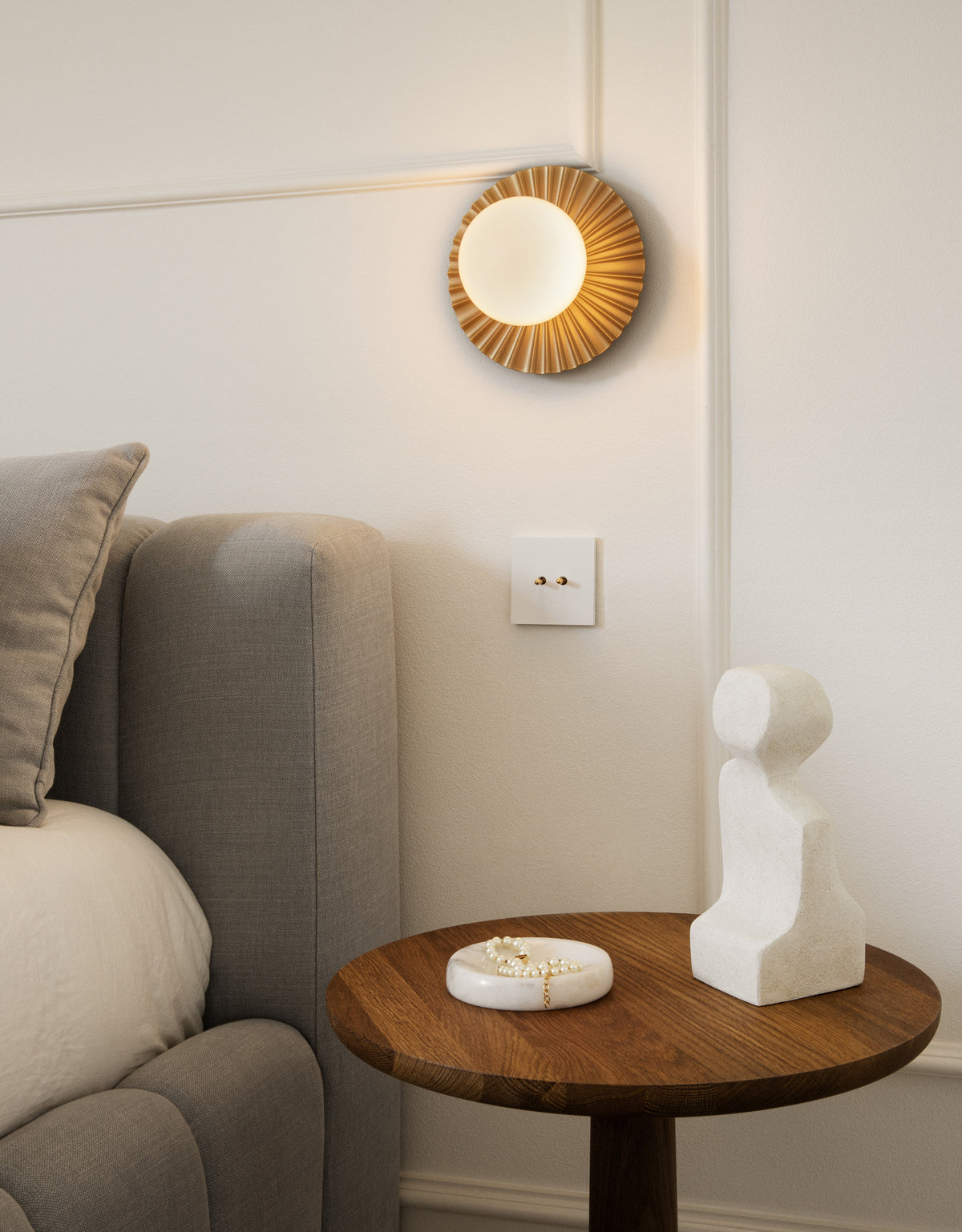 Liila Muuse væg- og loftlampe, nordic gold / opal • NUURA - Copenhagenhomedesign