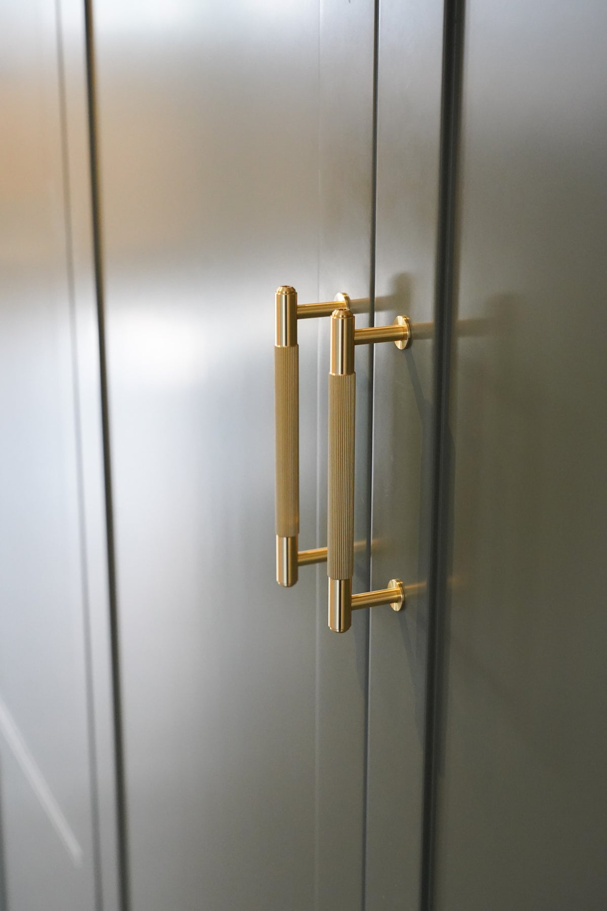 Linear greb i massiv messing med linjeret mønster  • Buster + Punch - Copenhagenhomedesign