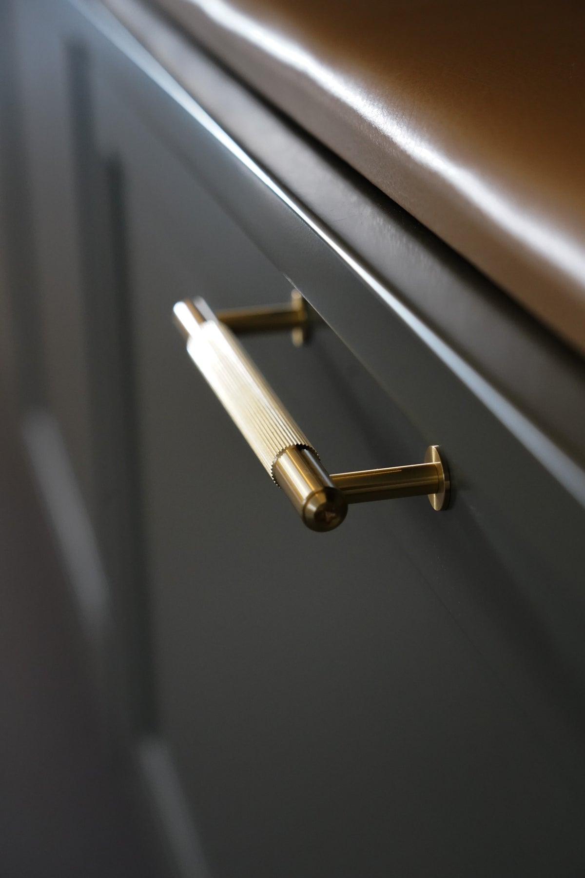 Linear greb i massiv messing med linjeret mønster  • Buster + Punch - Copenhagenhomedesign