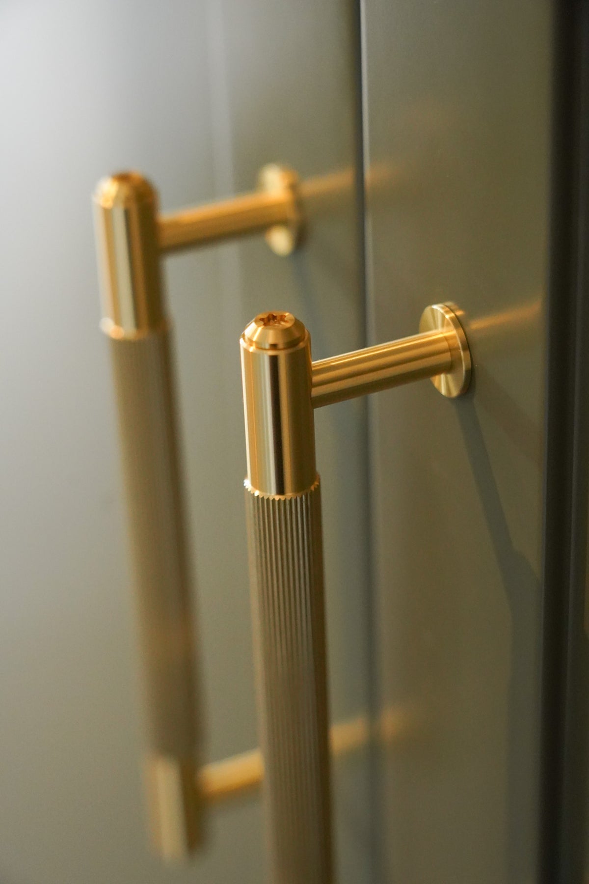 Linear greb i massiv messing med linjeret mønster  • Buster + Punch - Copenhagenhomedesign