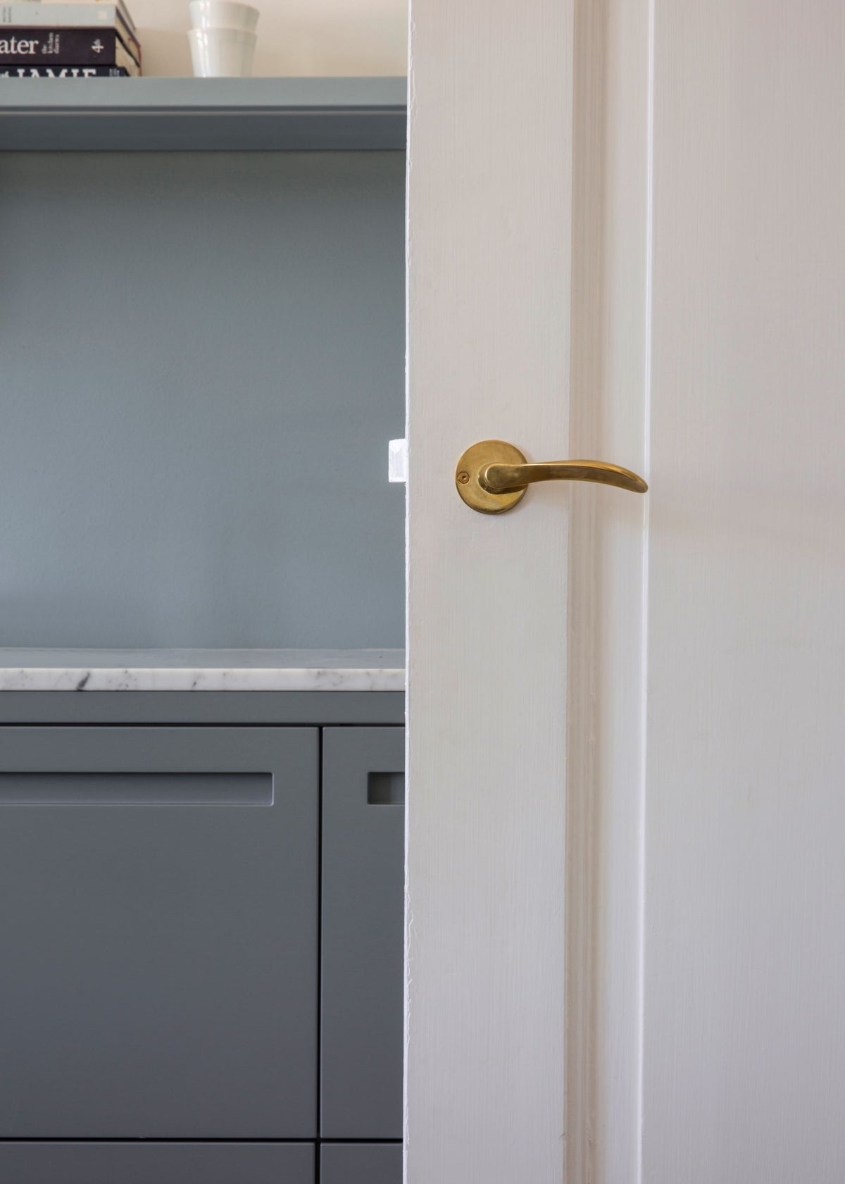 Arne Jacobsen dørhåndtag - AJ97 dørgreb i blank messing, lille model  • d line - Copenhagenhomedesign