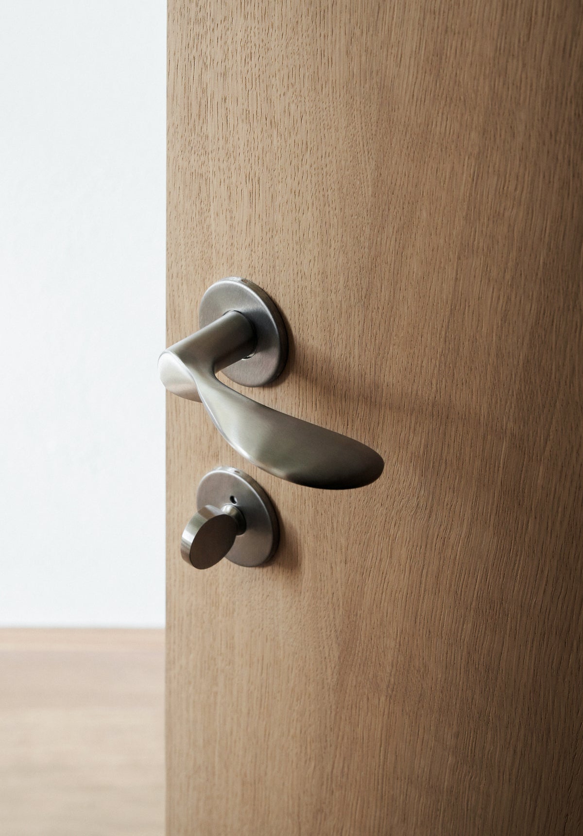 Arne Jacobsen dørhåndtag - AJ97 dørgreb i børstet rustfrit stål, lille model med snap-on cover  • d line - Copenhagenhomedesign