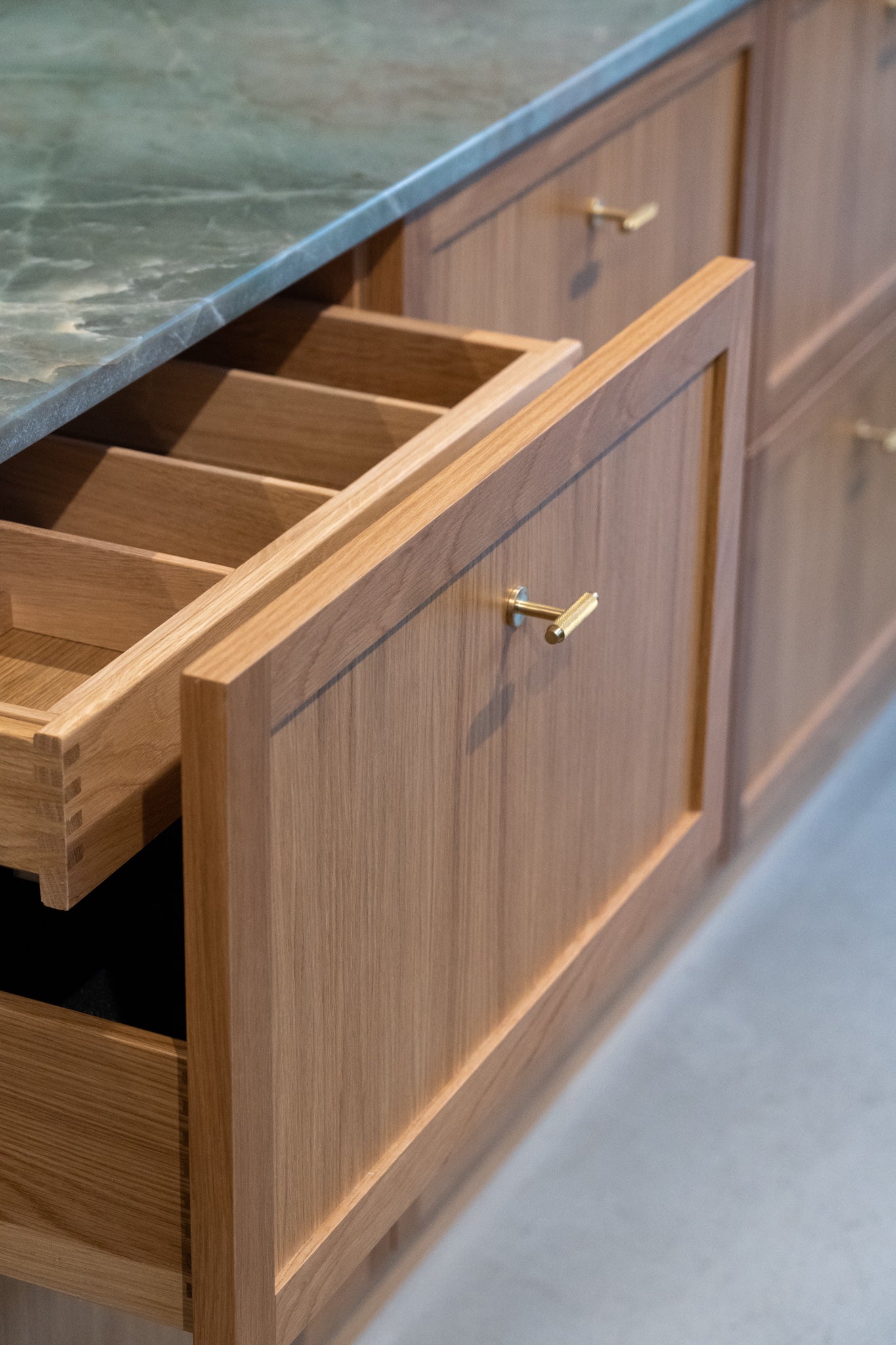 Nørrebro • Møbelknop T-bar med diamond cut, børstet messing uden lak