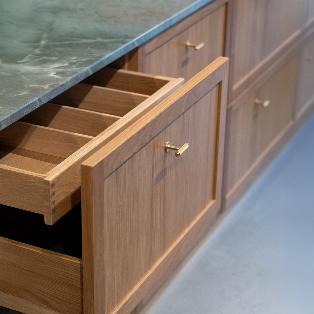 Møbelknop T-bar med diamond cut i børstet messing med lak - Nørrebro • Chr. Jørgensen - Copenhagenhomedesign