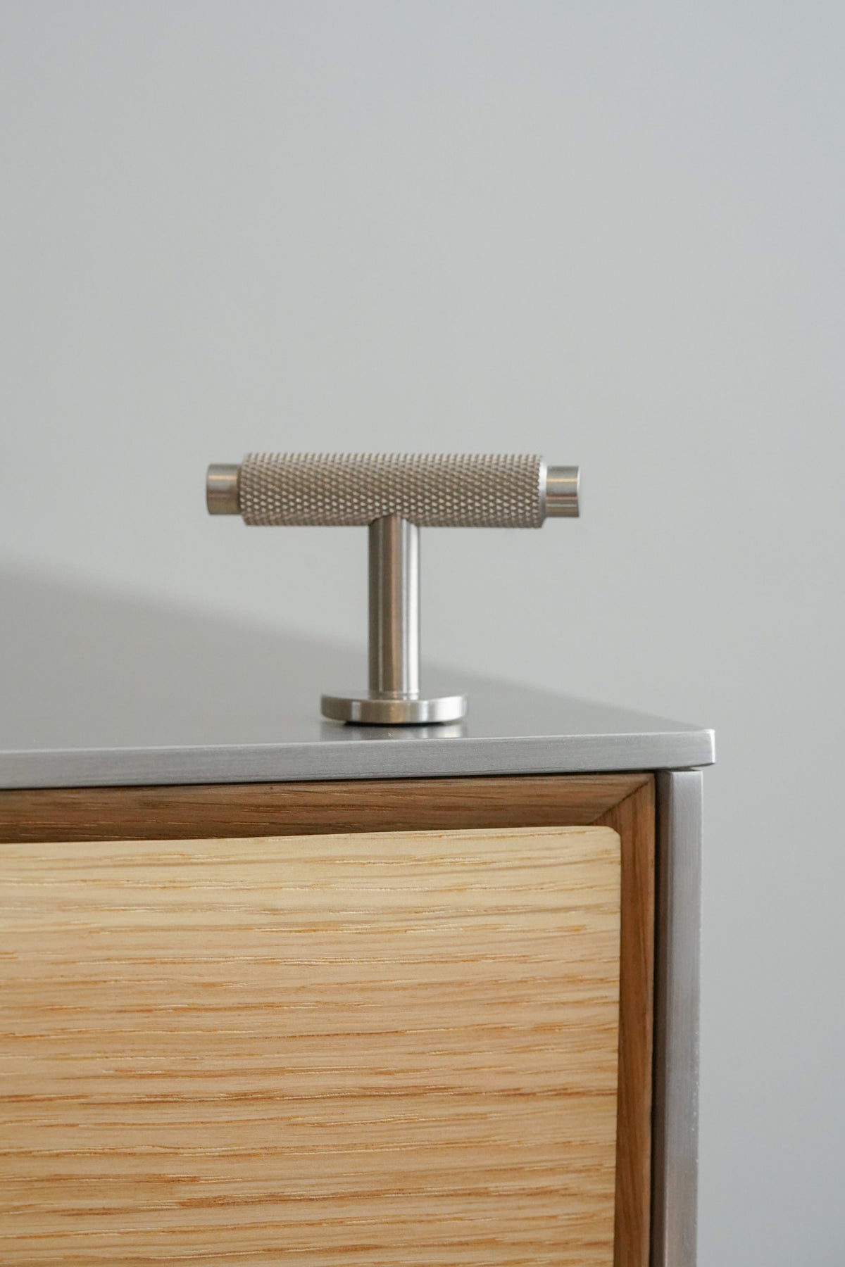 Møbelknop T-bar med diamond cut i rustfrit stål look - Nørrebro • Chr. Jørgensen - Copenhagenhomedesign