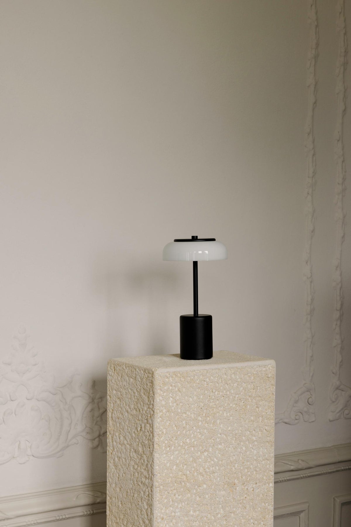Blossi Table Mini, portable bordlampe, sort / opal • NUURA - Copenhagenhomedesign