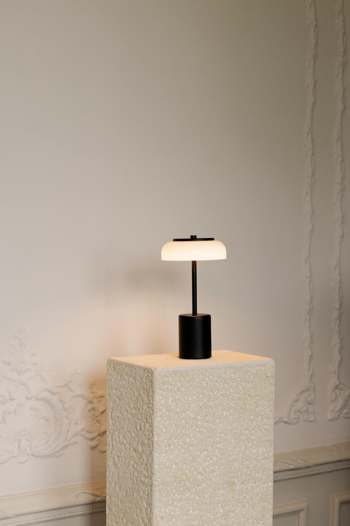 Blossi Table Mini, portable bordlampe, sort / opal • NUURA - Copenhagenhomedesign