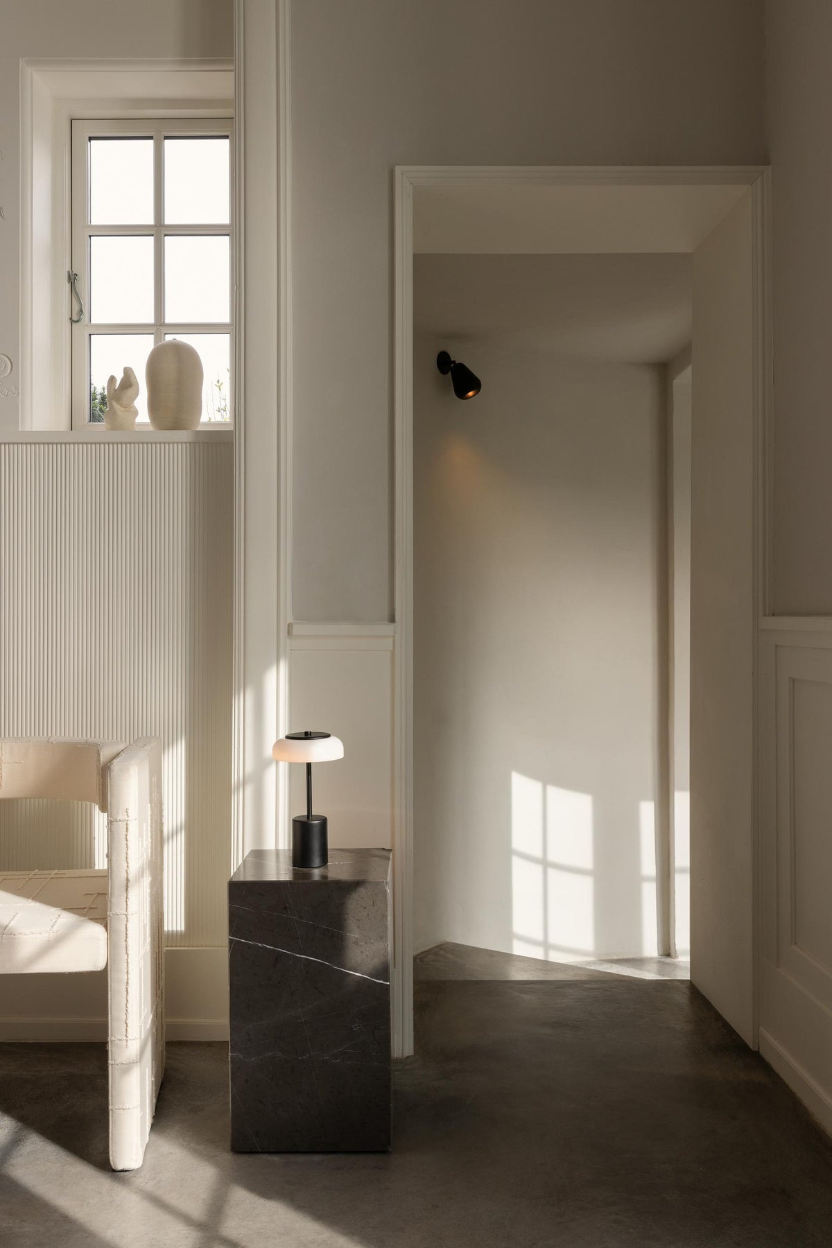 Blossi Table Mini, portable bordlampe, sort / opal • NUURA - Copenhagenhomedesign