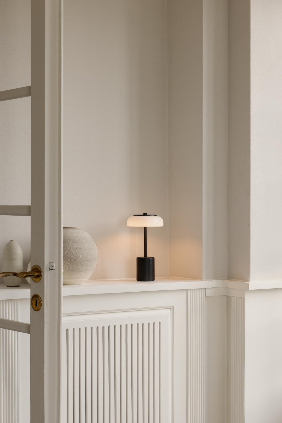 Blossi Table Mini, portable bordlampe, sort / opal • NUURA - Copenhagenhomedesign