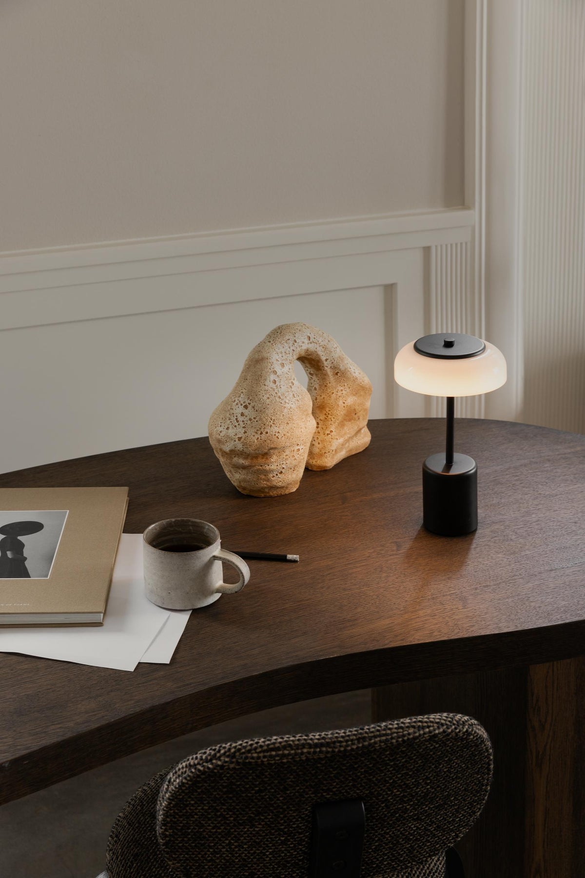 Blossi Table Mini, portable bordlampe, sort / opal • NUURA - Copenhagenhomedesign