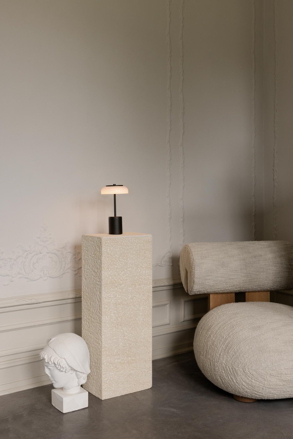Blossi Table Mini, portable bordlampe, sort / opal • NUURA - Copenhagenhomedesign