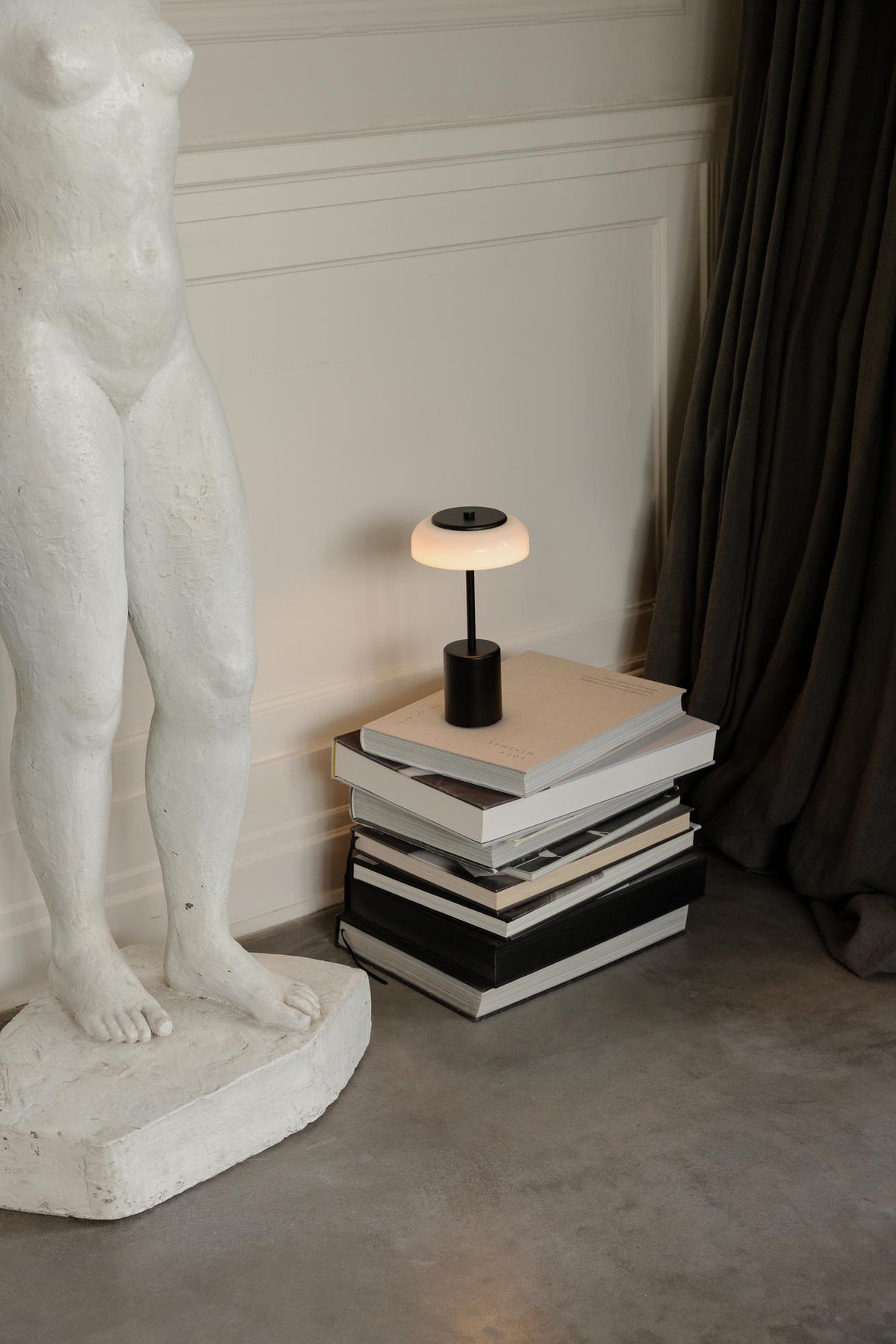 Blossi Table Mini, portable bordlampe, sort / opal • NUURA - Copenhagenhomedesign