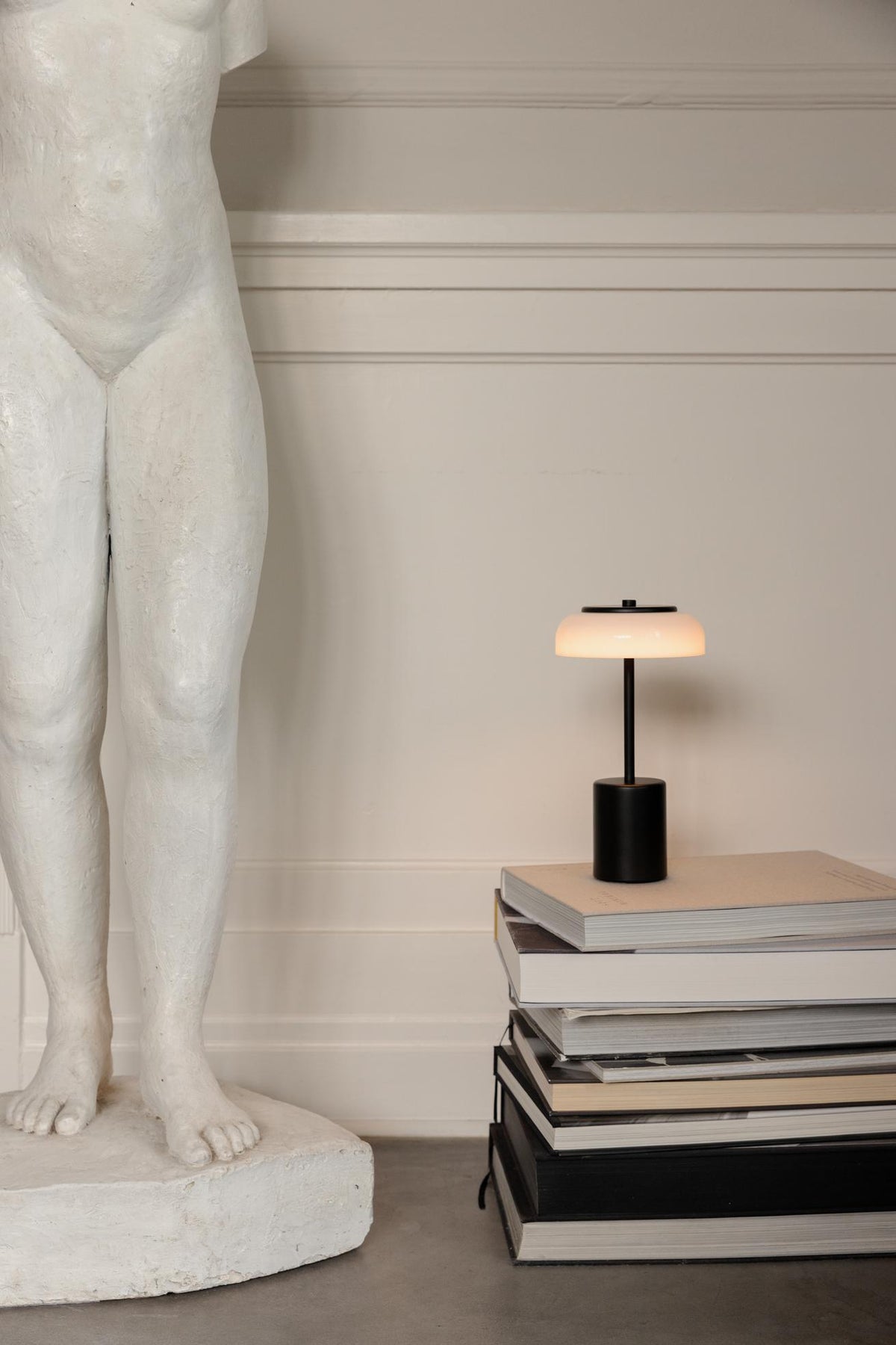 Blossi Table Mini, portable bordlampe, sort / opal • NUURA - Copenhagenhomedesign