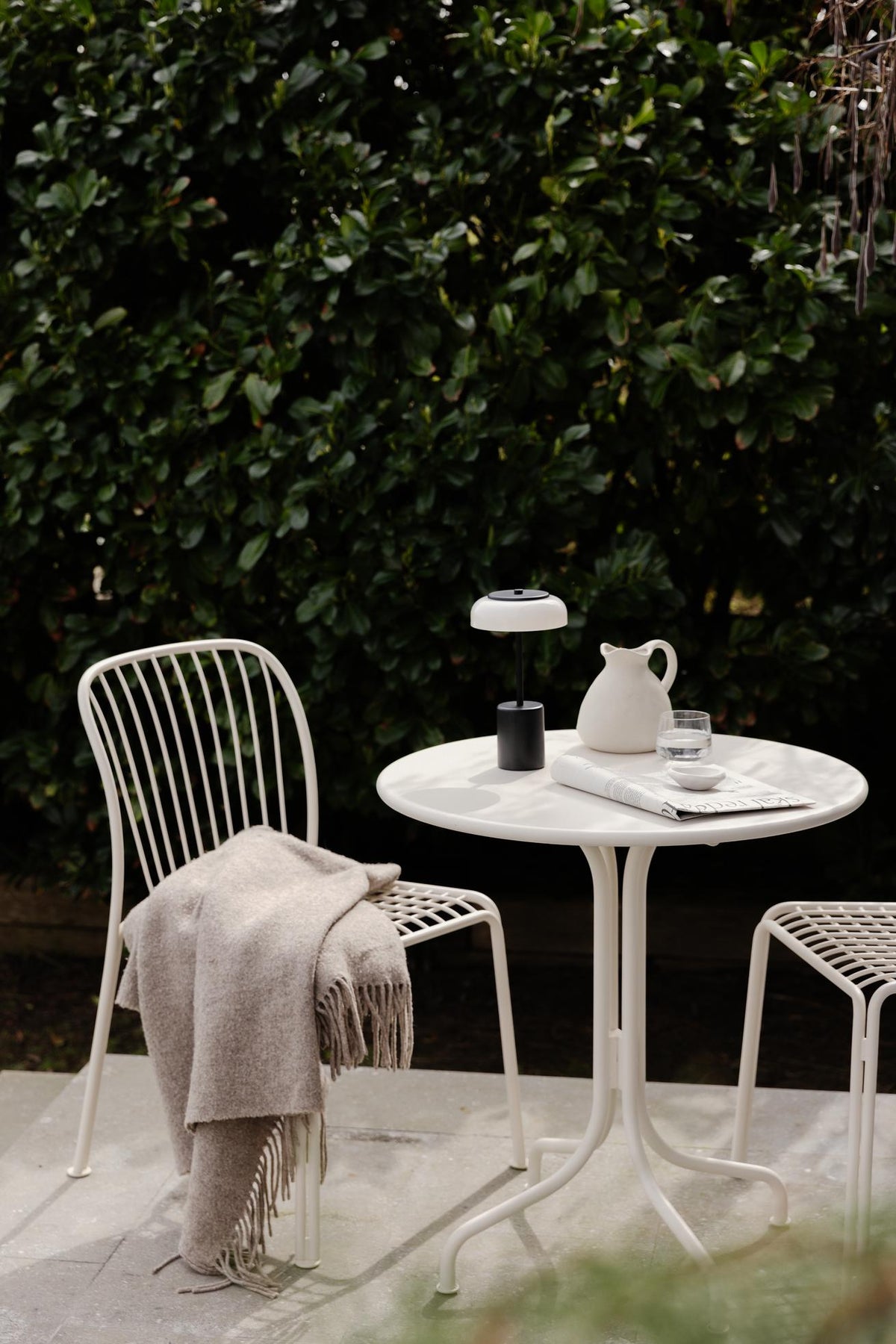 Blossi Table Mini, portable bordlampe, sort / opal • NUURA - Copenhagenhomedesign