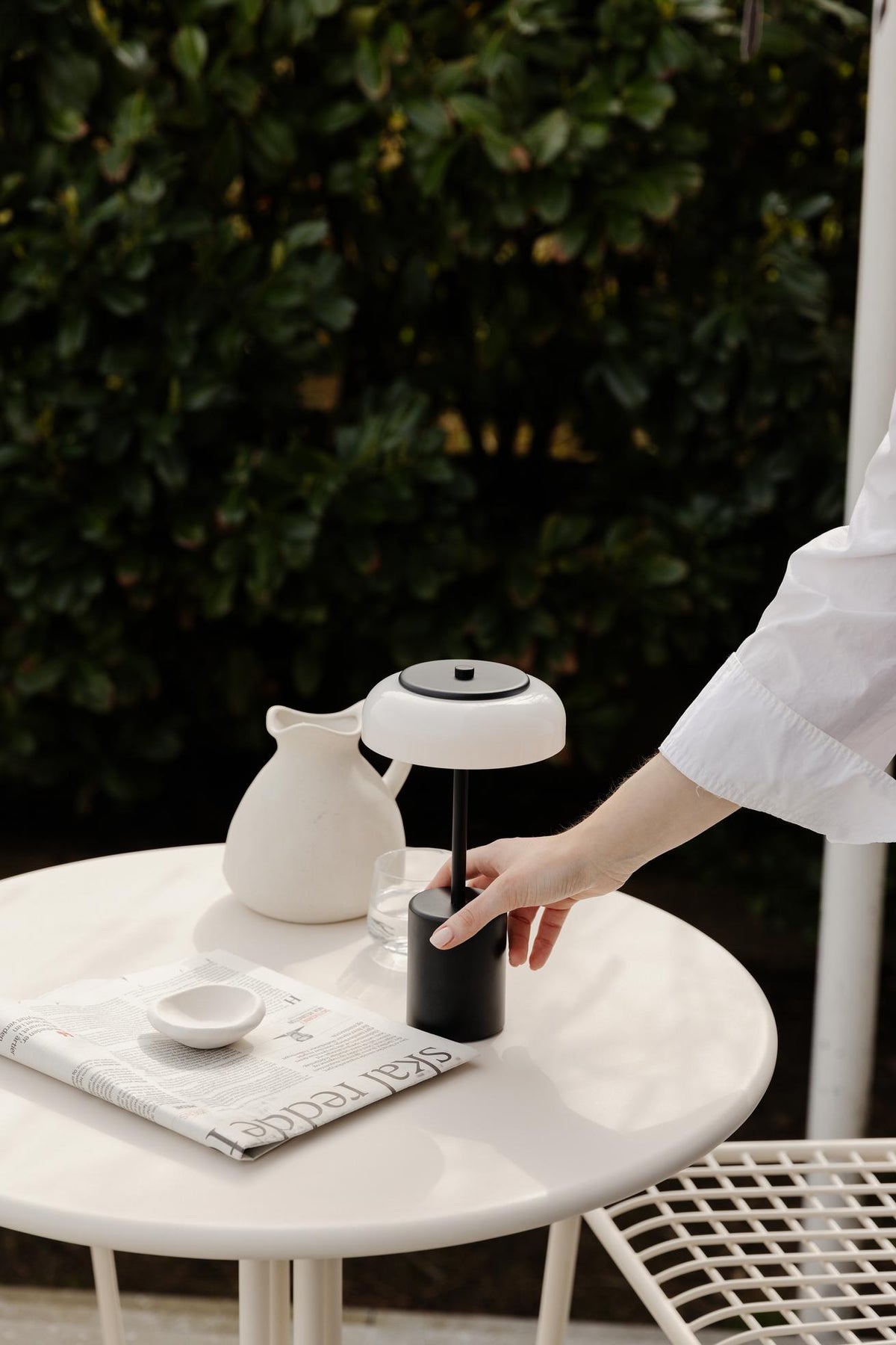 Blossi Table Mini, portable bordlampe, sort / opal • NUURA - Copenhagenhomedesign
