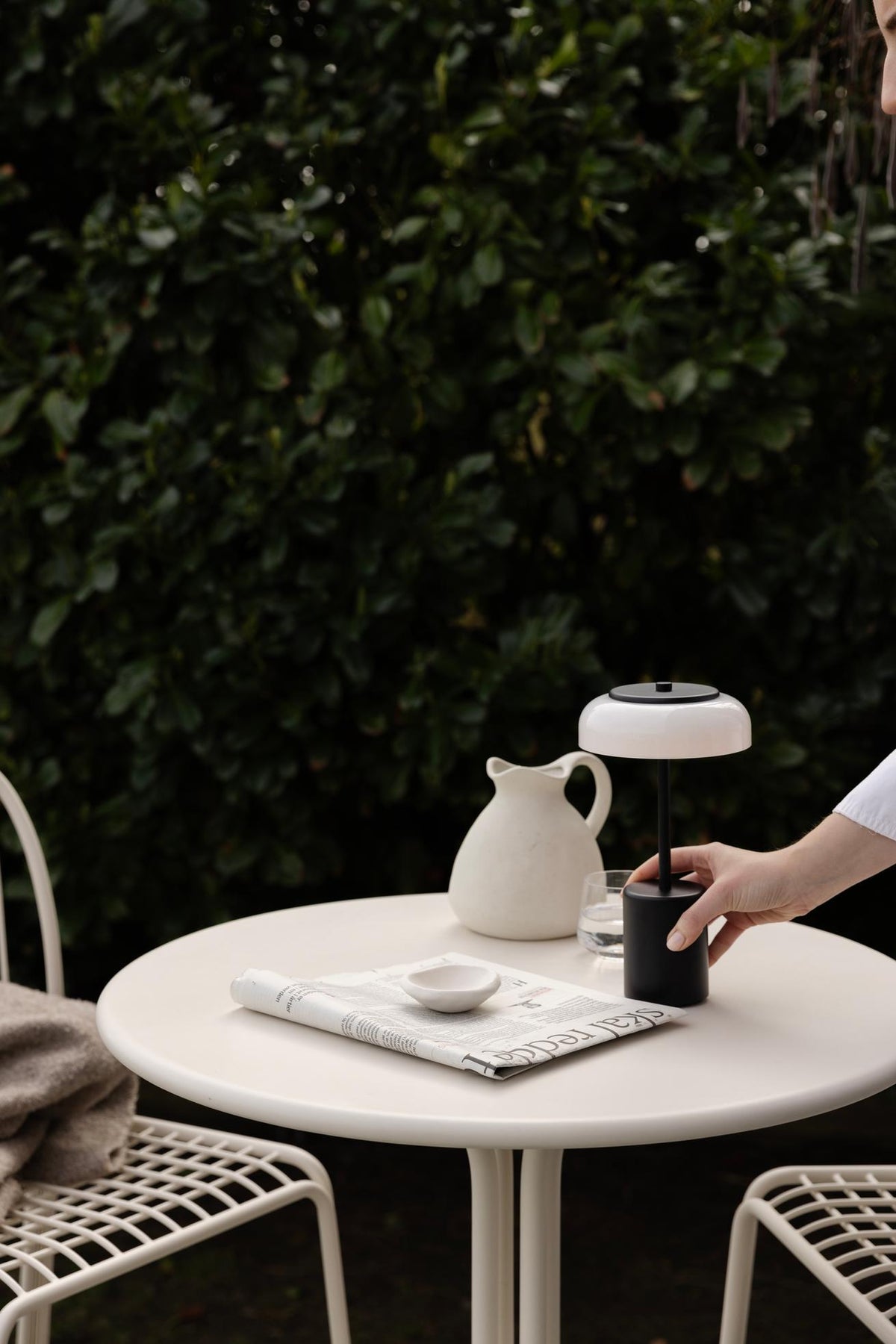Blossi Table Mini, portable bordlampe, sort / opal • NUURA - Copenhagenhomedesign