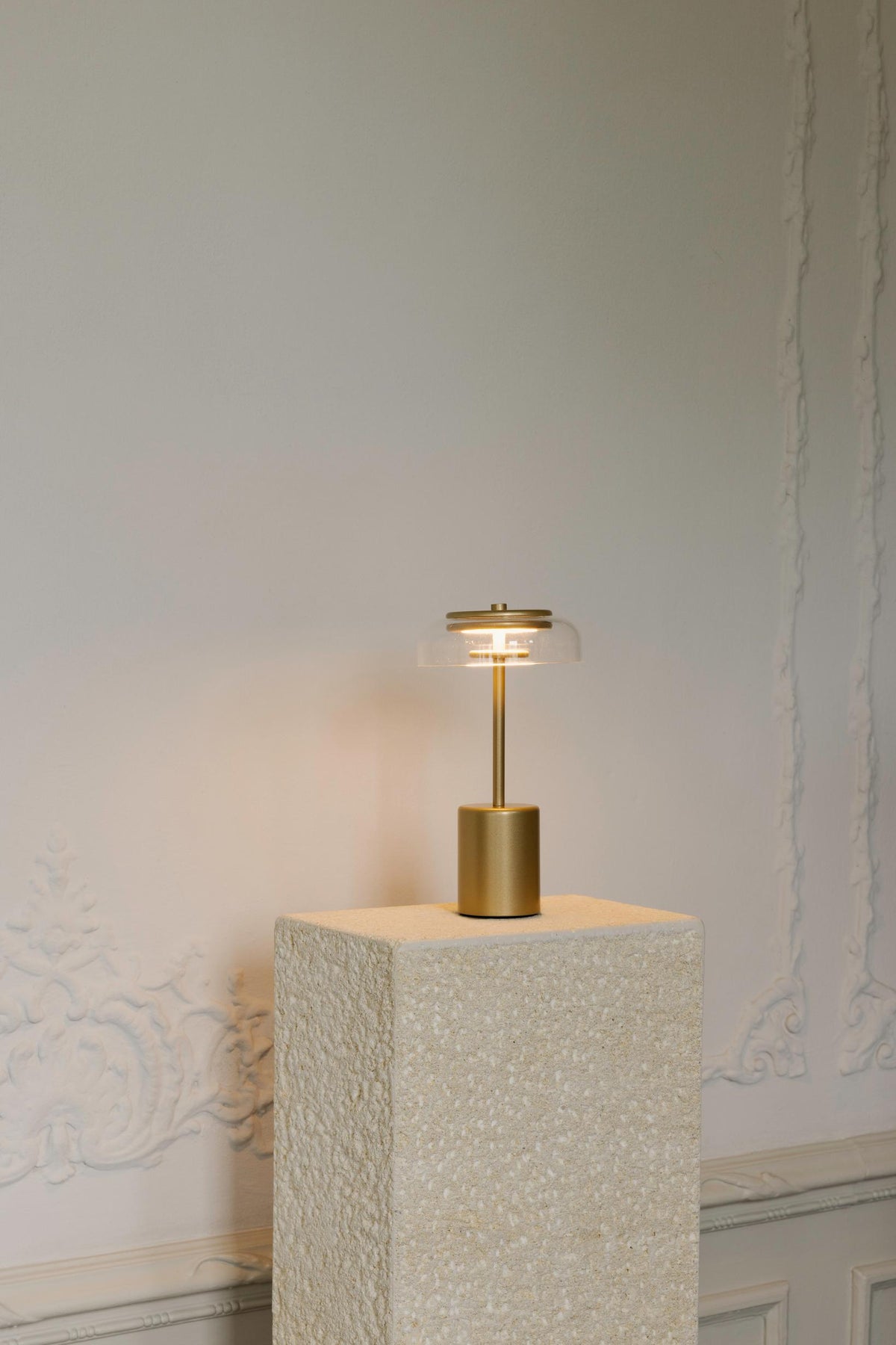 Blossi Table Mini, portable bordlampe, nordic gold / klar • NUURA - Copenhagenhomedesign