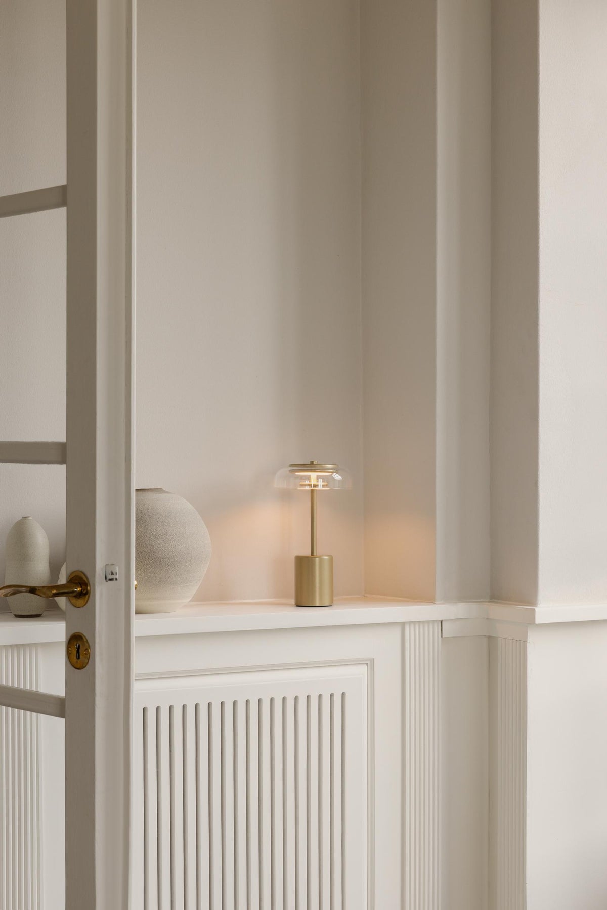 Blossi Table Mini, portable bordlampe, nordic gold / klar • NUURA - Copenhagenhomedesign