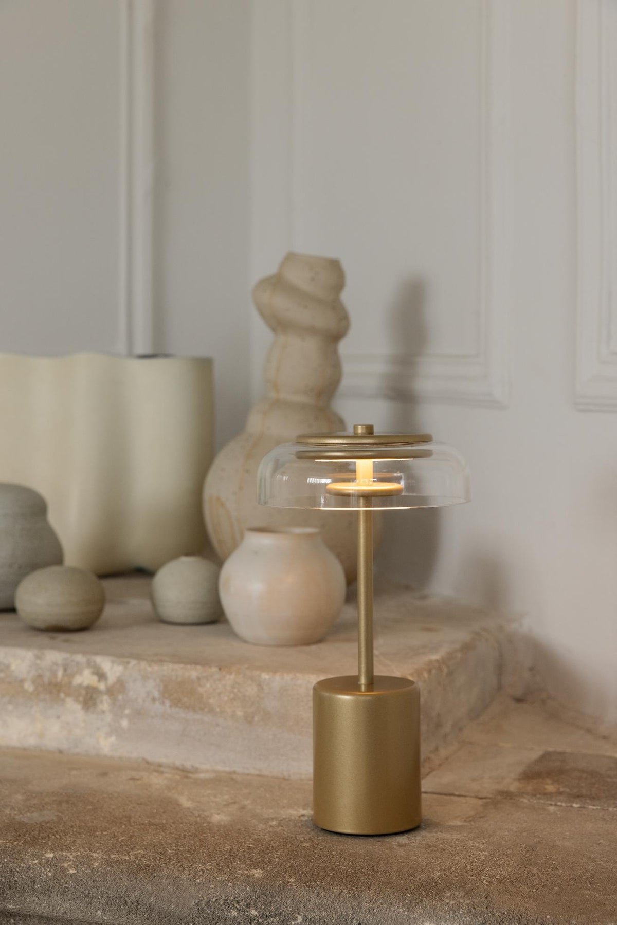 Blossi Table Mini, portable bordlampe, nordic gold / klar • NUURA - Copenhagenhomedesign