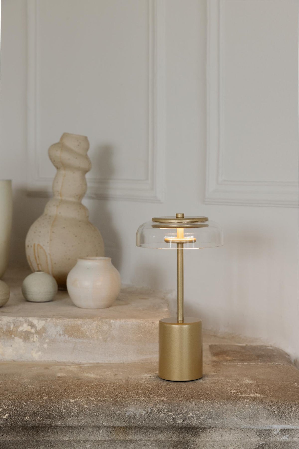 Blossi Table Mini, portable bordlampe, nordic gold / klar • NUURA - Copenhagenhomedesign