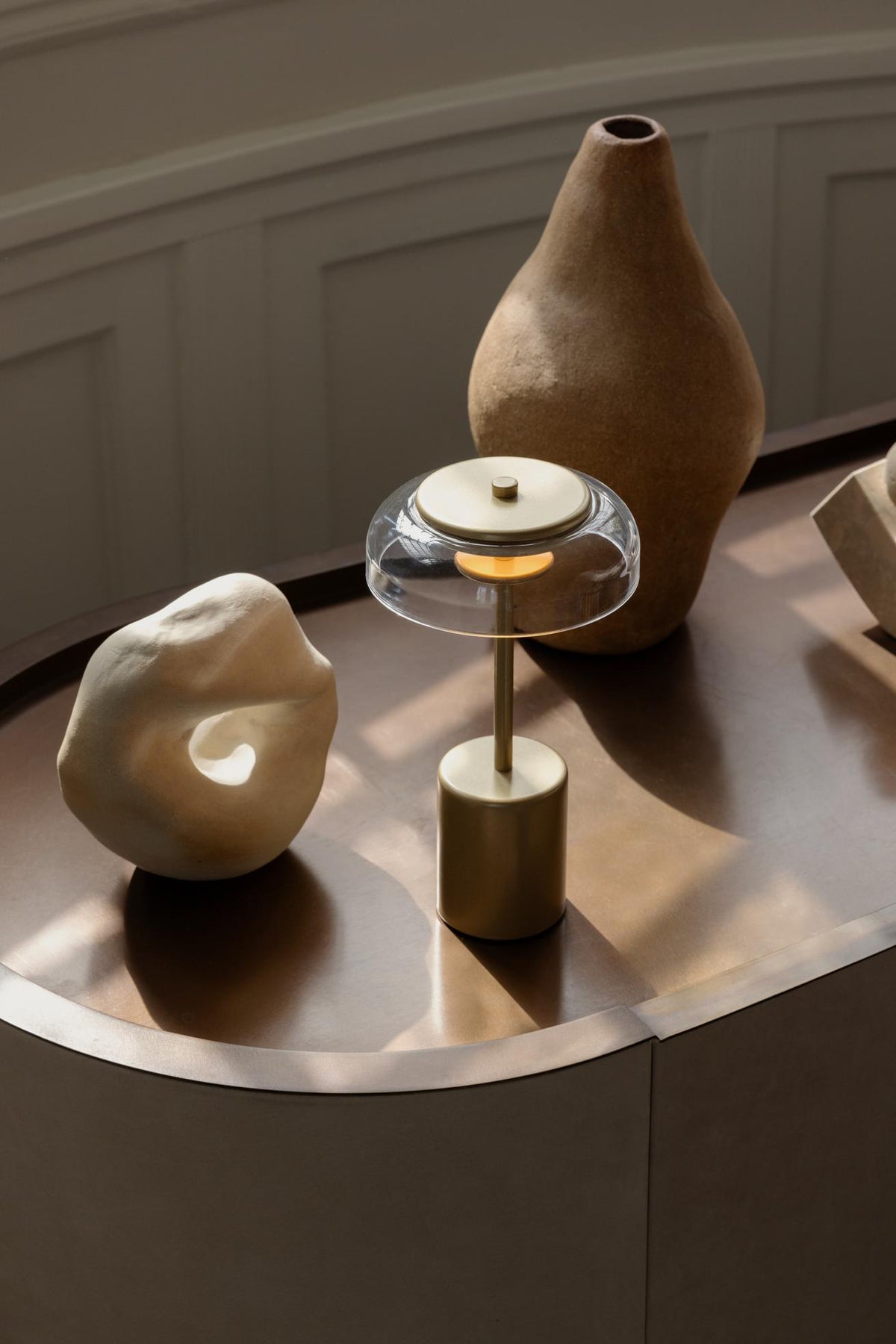 Blossi Table Mini, portable bordlampe, nordic gold / klar • NUURA - Copenhagenhomedesign