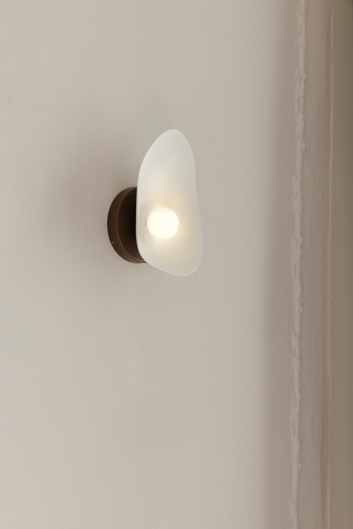 Florii 1 Wall væglampe, dark bronze / hvid • NUURA - Copenhagenhomedesign