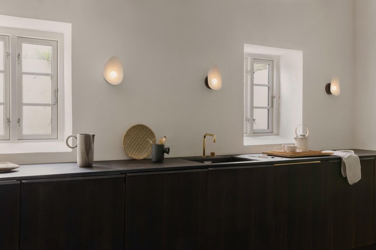 Florii 1 Wall væglampe, dark bronze / hvid • NUURA - Copenhagenhomedesign