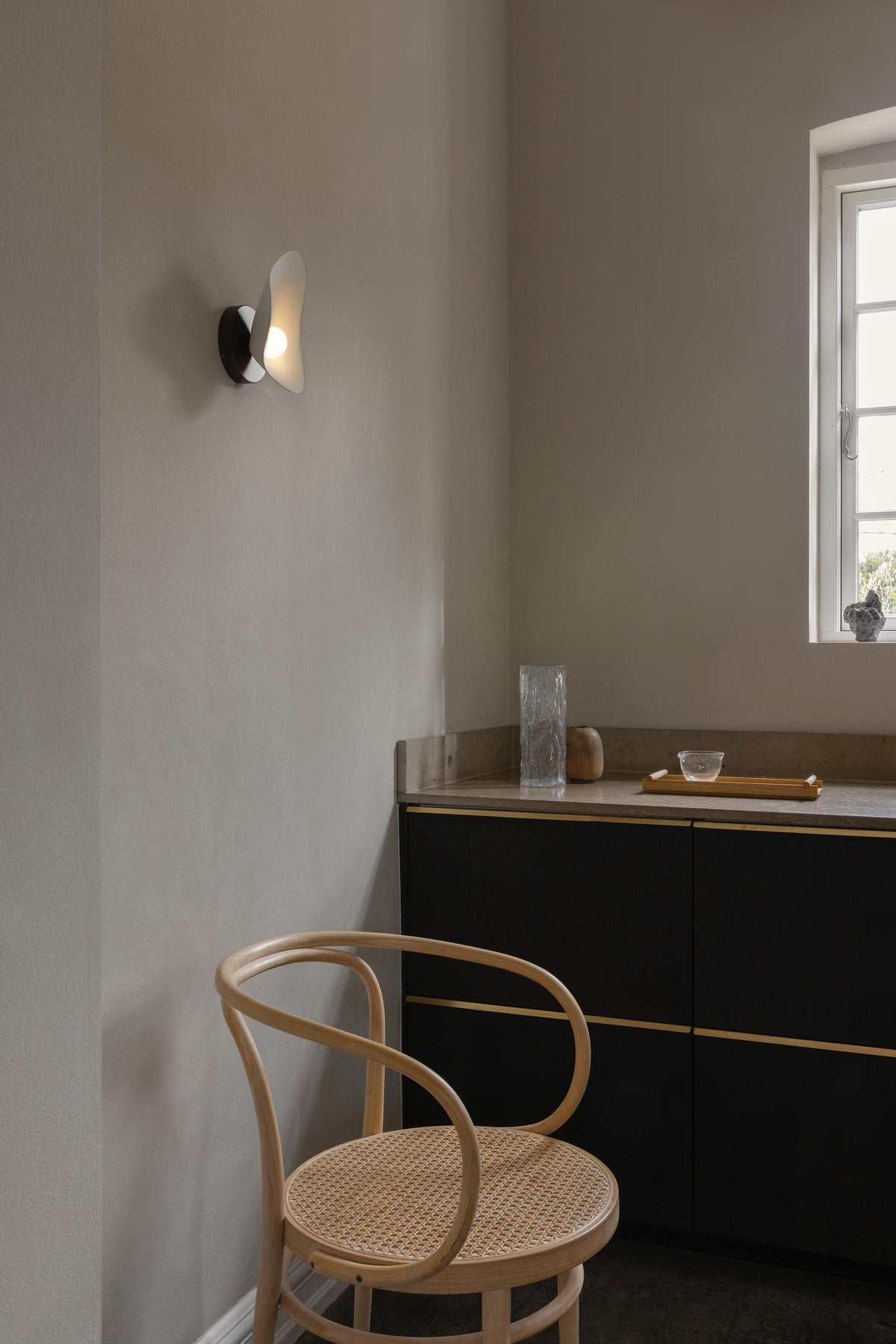 Florii 1 Wall væglampe, dark bronze / hvid • NUURA - Copenhagenhomedesign