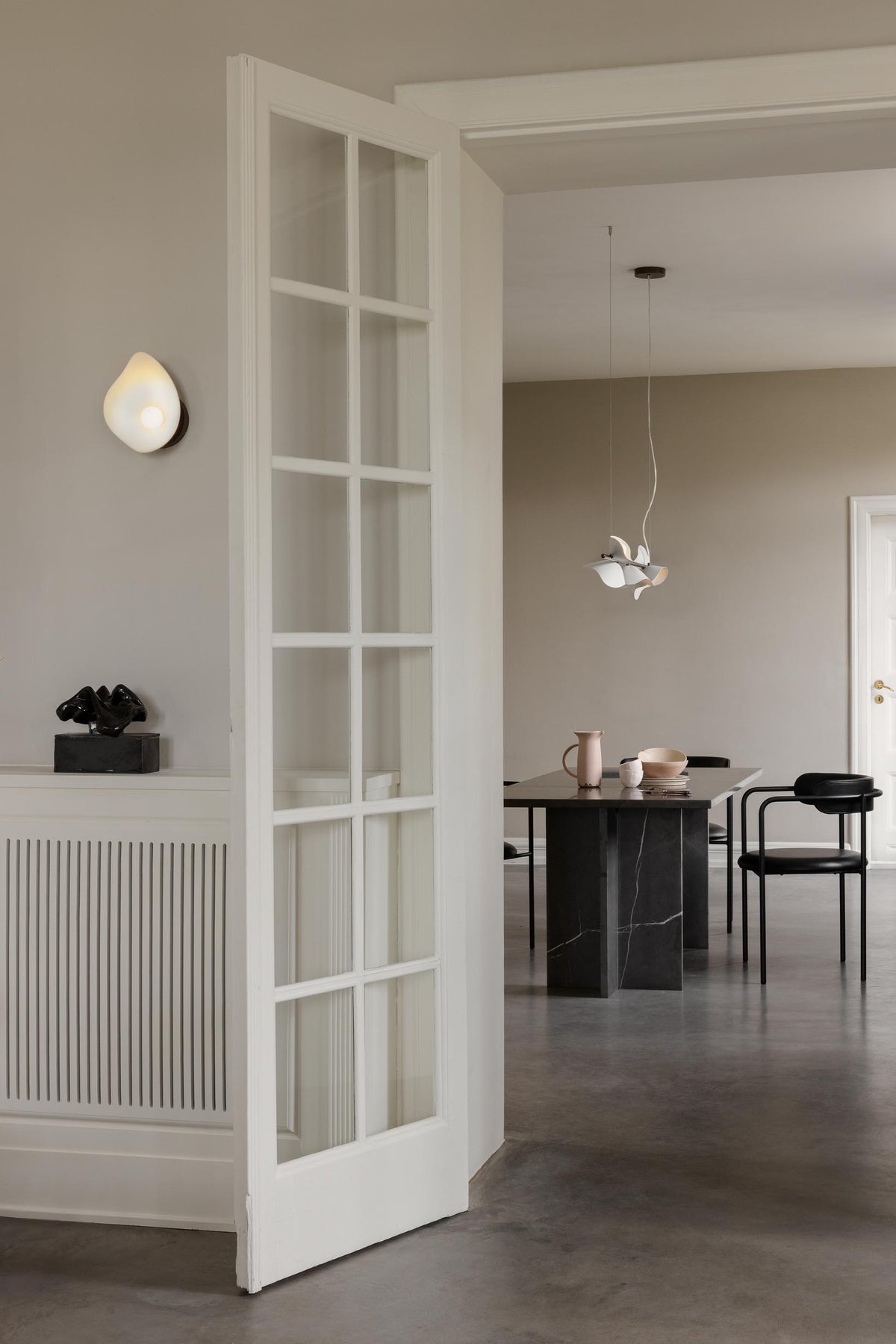 Florii 5 Linear pendel, dark bronze / hvid • NUURA - Copenhagenhomedesign
