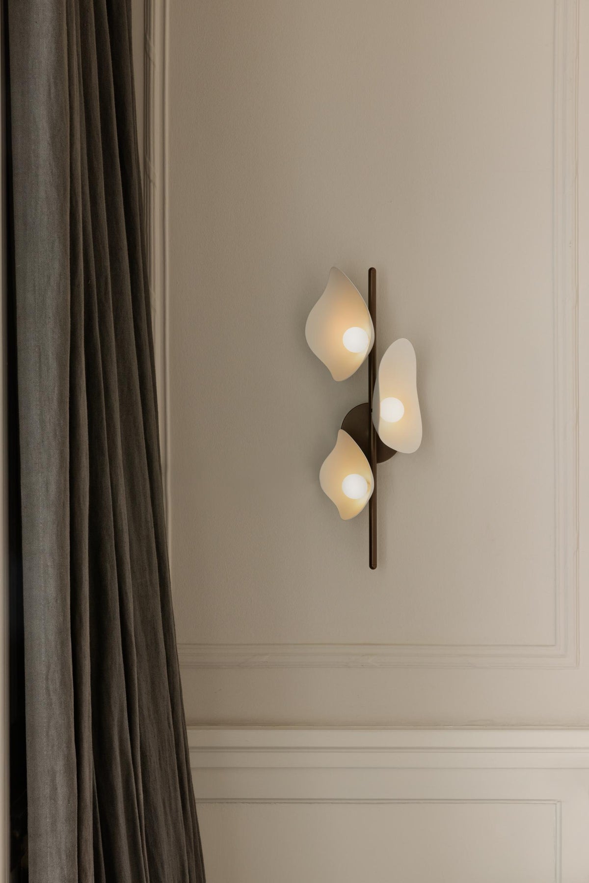 Florii 3 Wall væglampe, dark bronze / hvid • NUURA - Copenhagenhomedesign