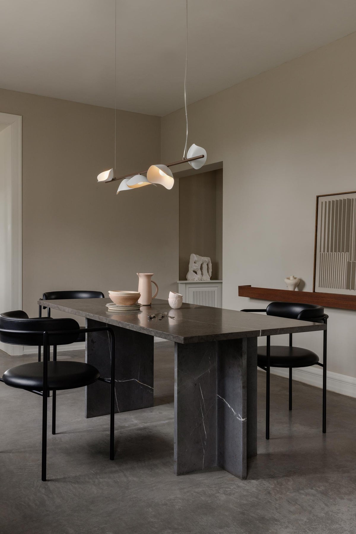 Florii 5 Linear pendel, dark bronze / hvid • NUURA - Copenhagenhomedesign
