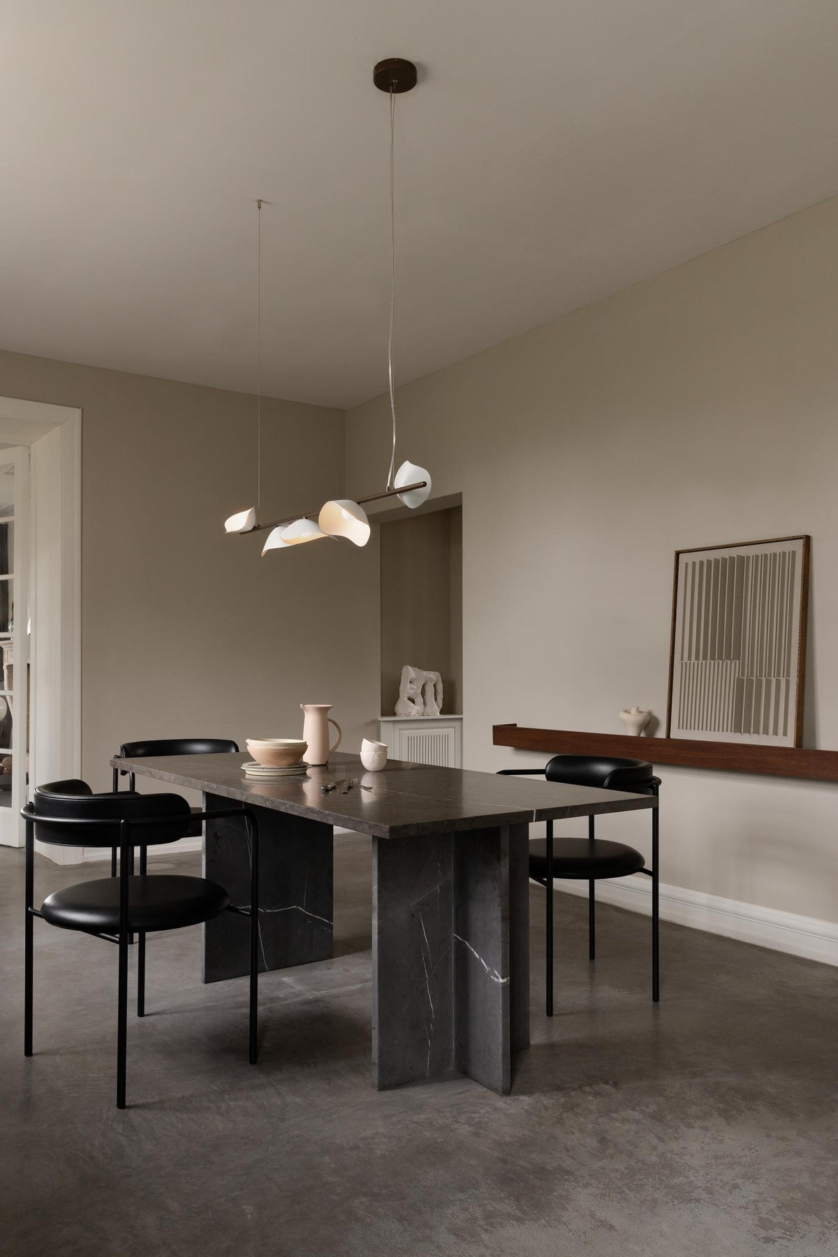 Florii 5 Linear pendel, dark bronze / hvid • NUURA - Copenhagenhomedesign