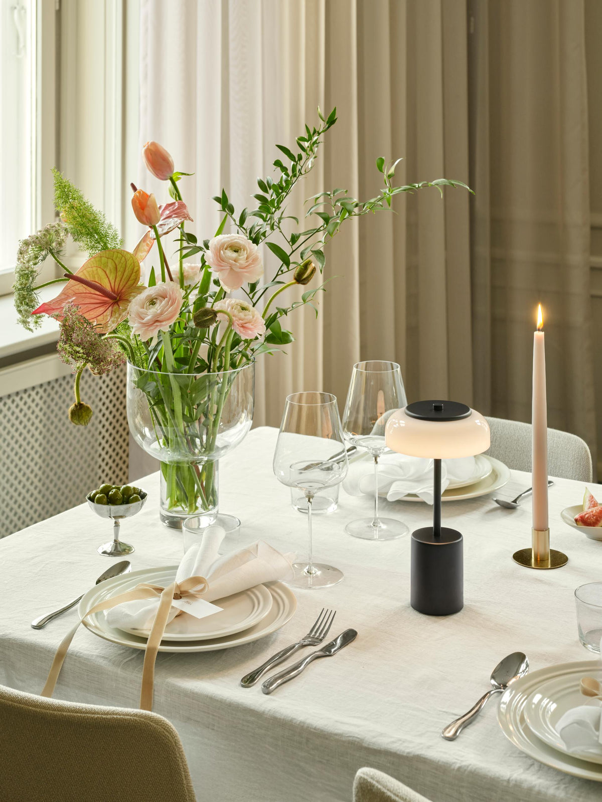 Blossi Table Mini, portable bordlampe, sort / opal • NUURA - Copenhagenhomedesign