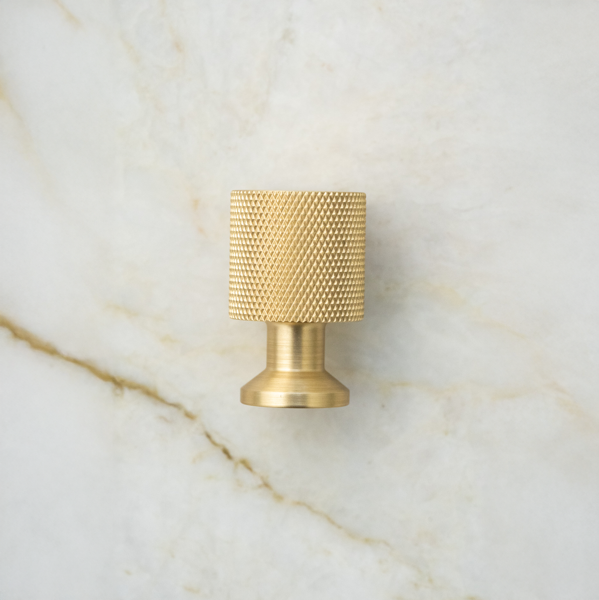 Møbelknop med diamond cut i messing uden lak, 33 mm - Nyboder • Chr. Jørgensen - Copenhagenhomedesign