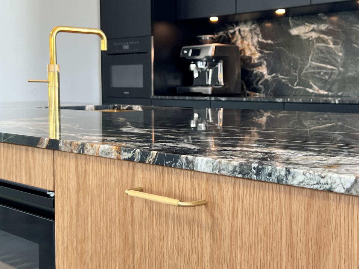 Køkkengreb med diamond cut i børstet messing uden lak - Østerbro • Chr. Jørgensen - Copenhagenhomedesign