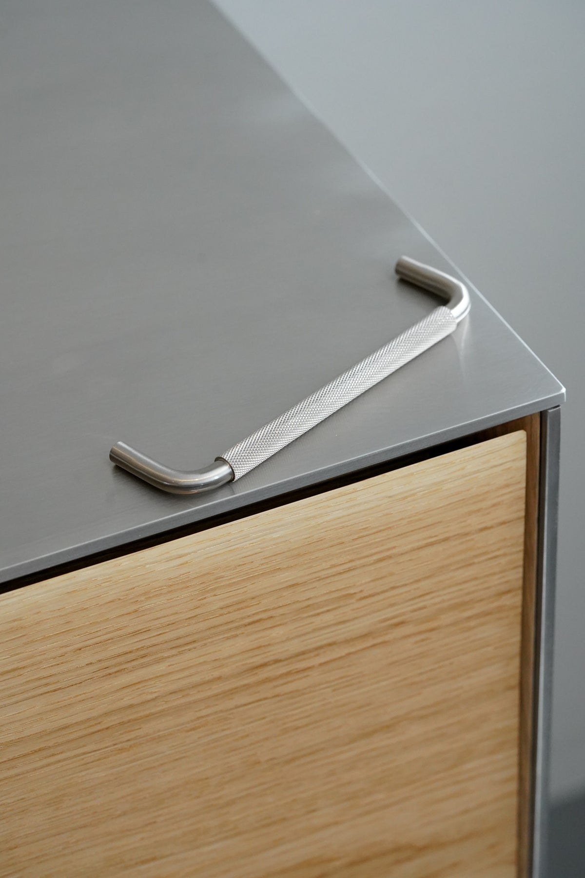 Køkkengreb med diamond cut i rustfrit stål look - Østerbro • Chr. Jørgensen - Copenhagenhomedesign