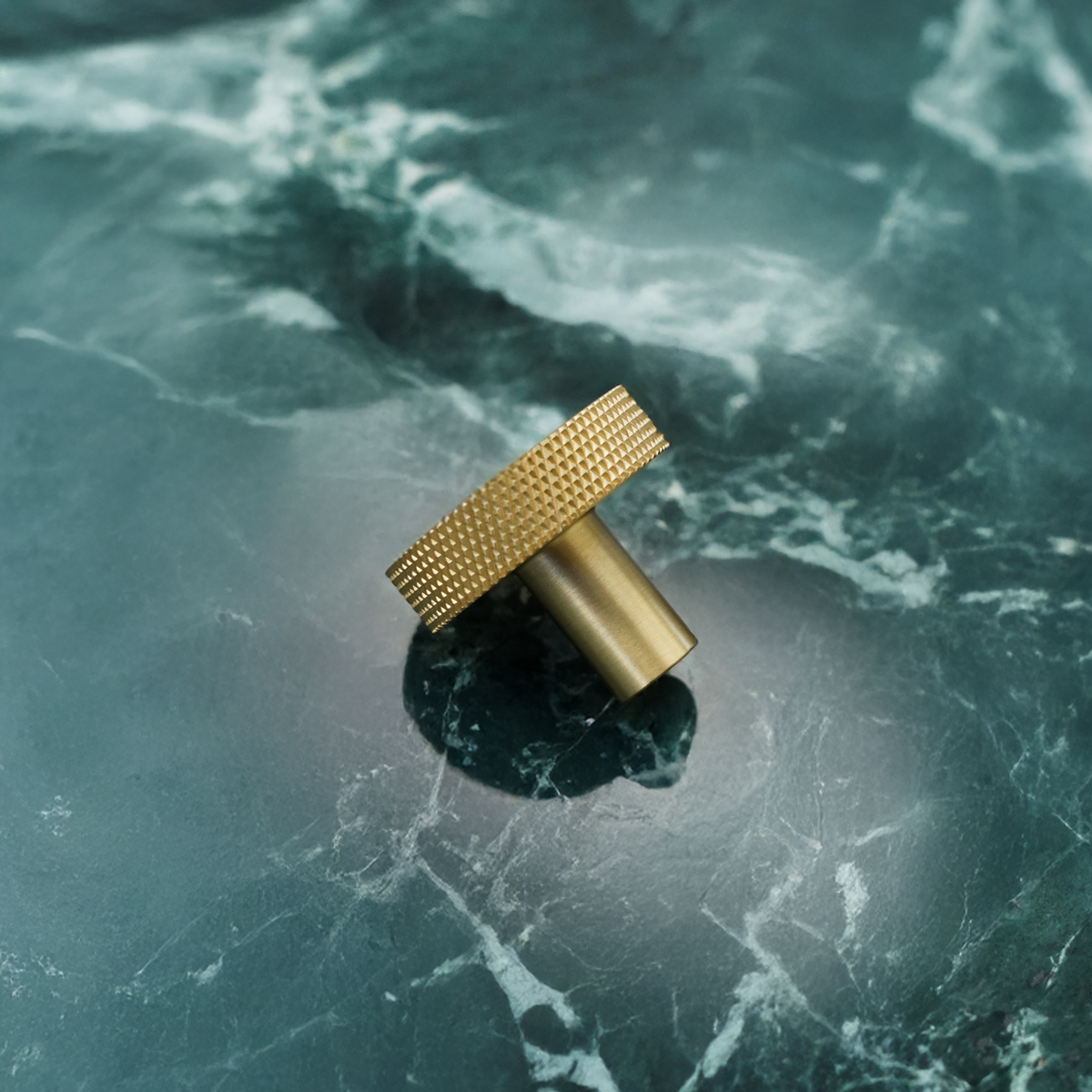Møbelknop med diamond cut i børstet messing med lak - Østerbro • Chr. Jørgensen