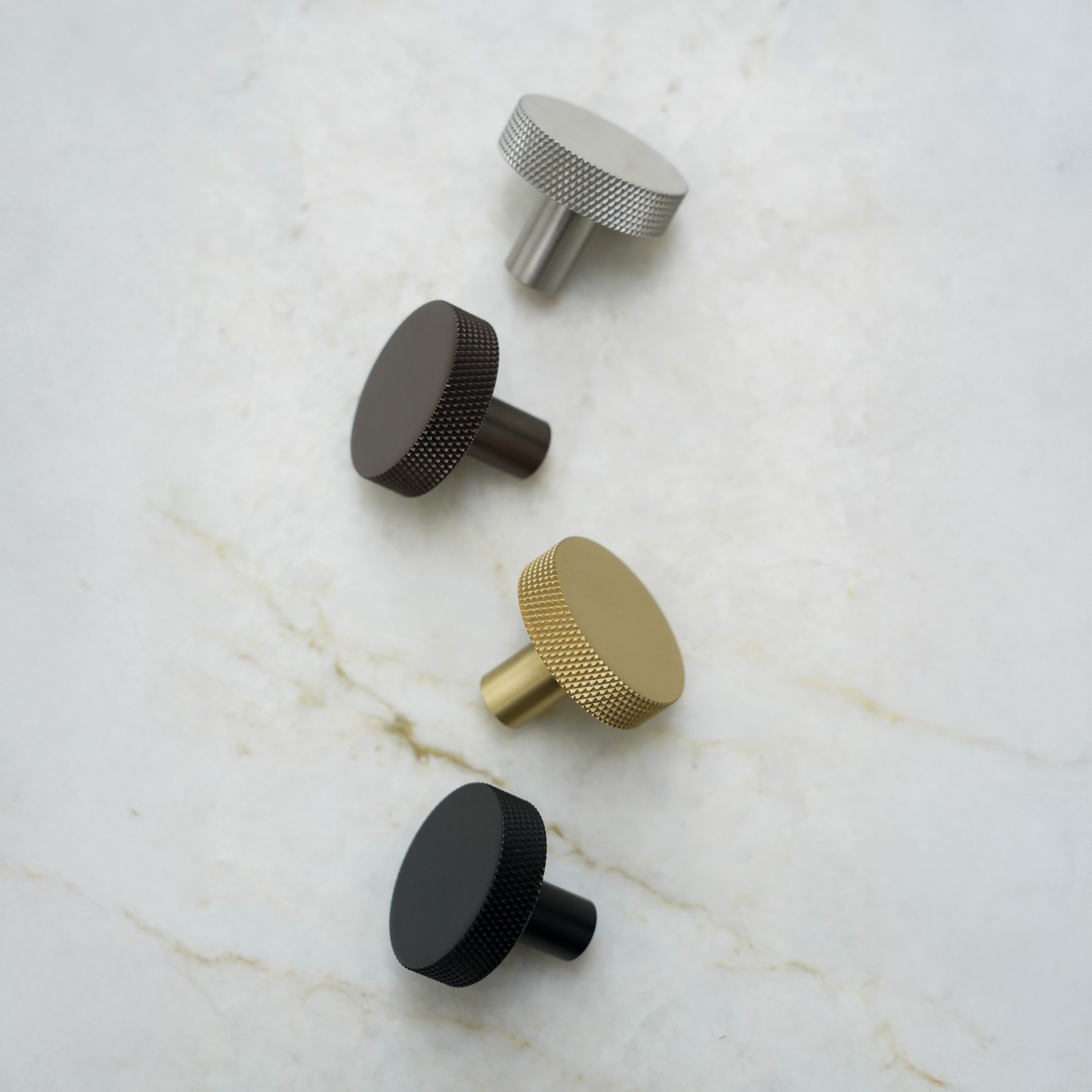 Østerbro • Møbelknop med diamond cut, børstet messing uden lak