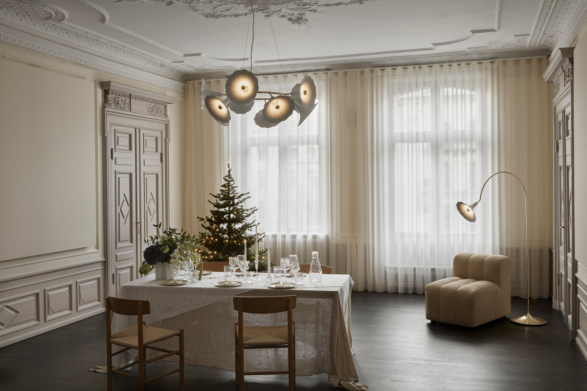 Petalii 10 lysekrone, polished brass / opal • NUURA - Copenhagenhomedesign