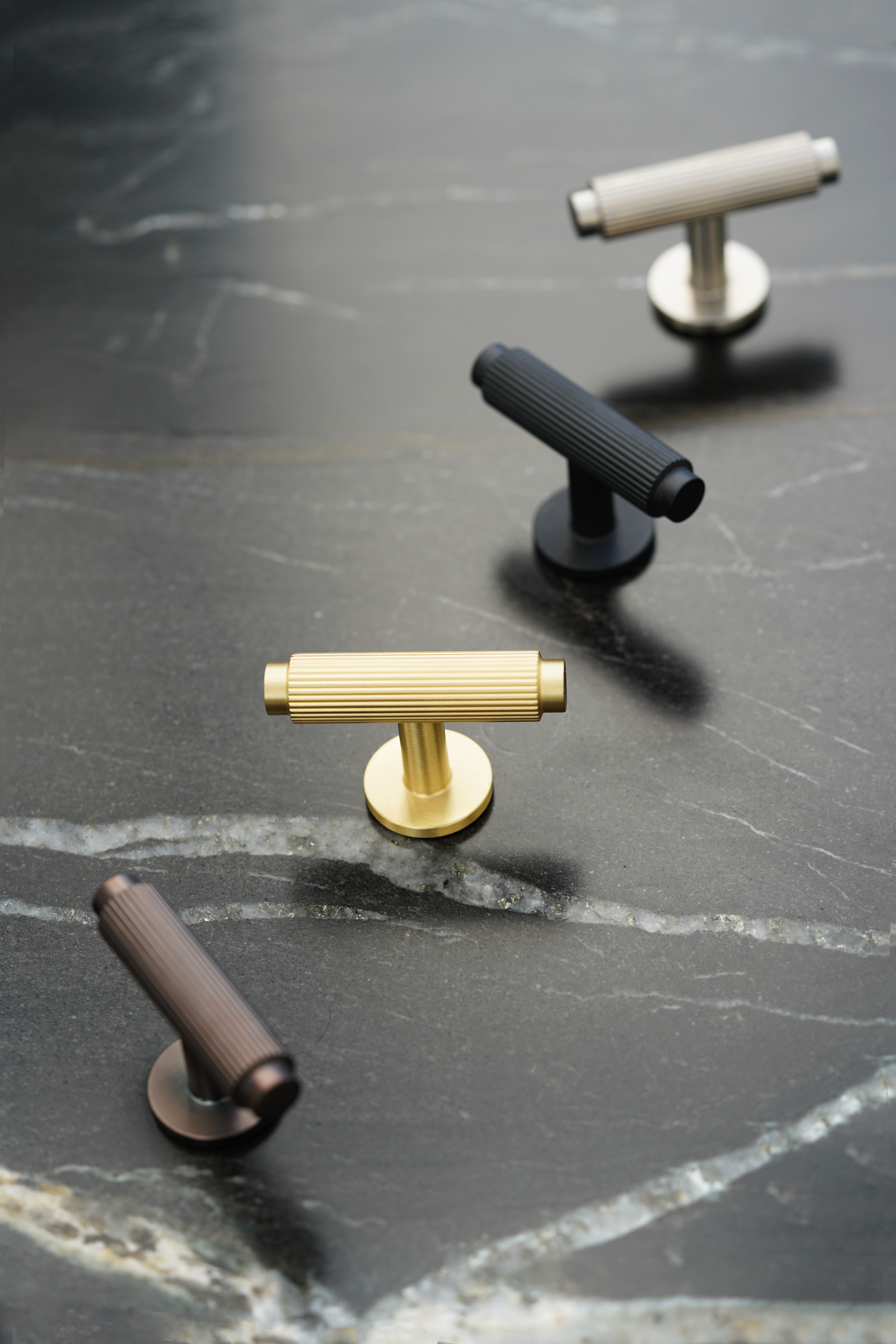Møbelknop T-bar med linjeret design i rustfrit stål look - Ryvang • Chr. Jørgensen - Copenhagenhomedesign