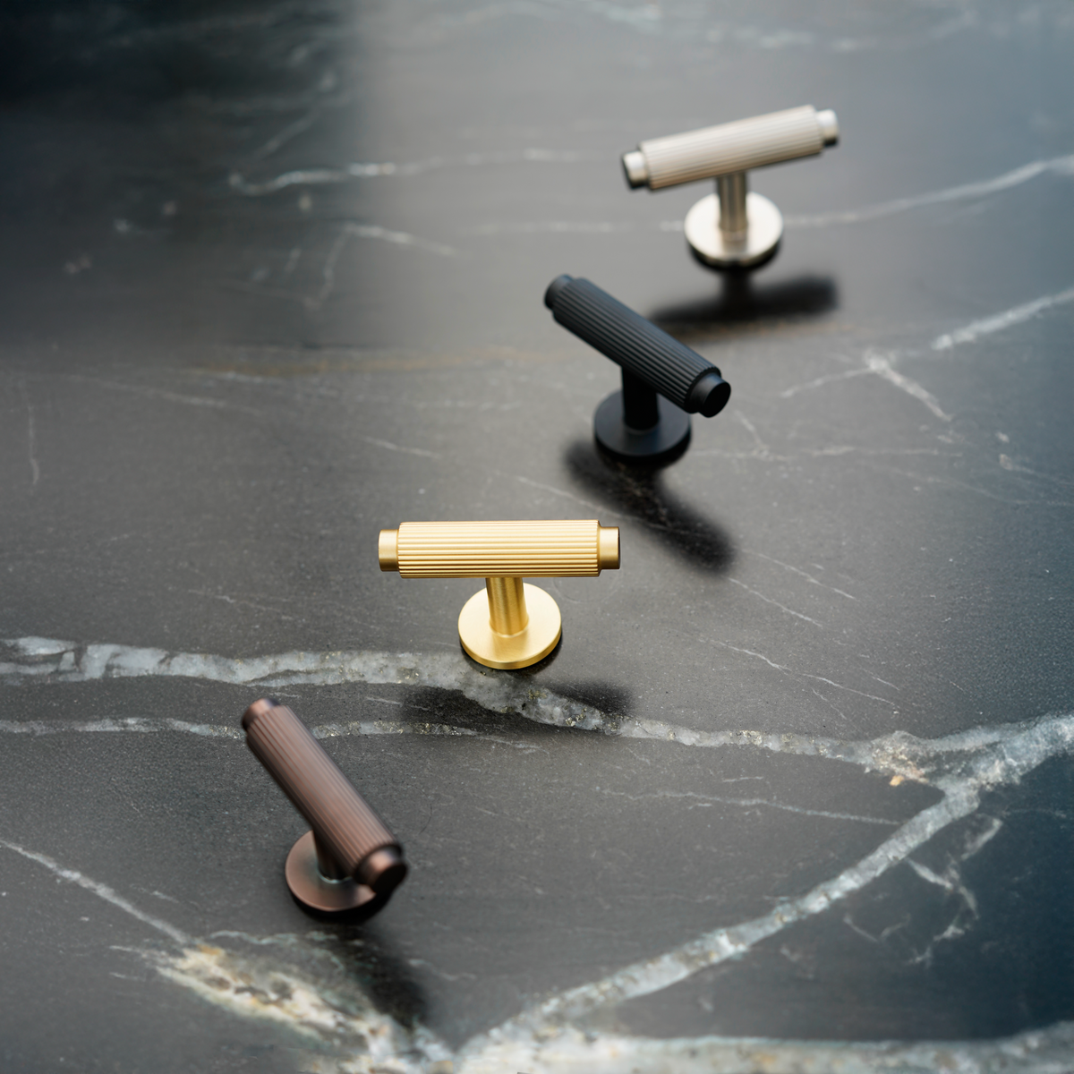 Møbelknop T-bar med linjeret design i rustfrit stål look - Ryvang • Chr. Jørgensen - Copenhagenhomedesign